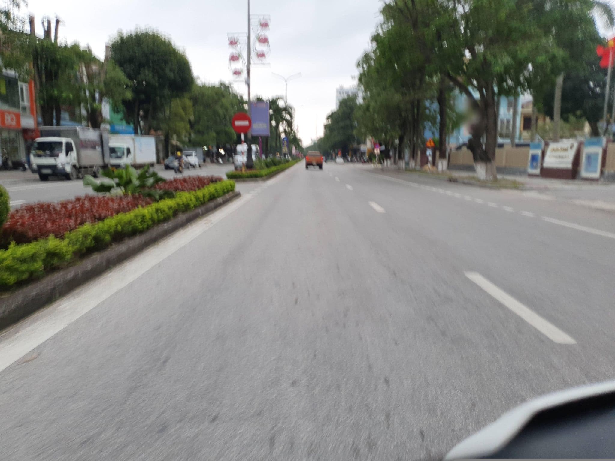 Street view near Hoà Bình Hotel, Đồng Hới — © russmcd (CC BY-SA · Mapillary)