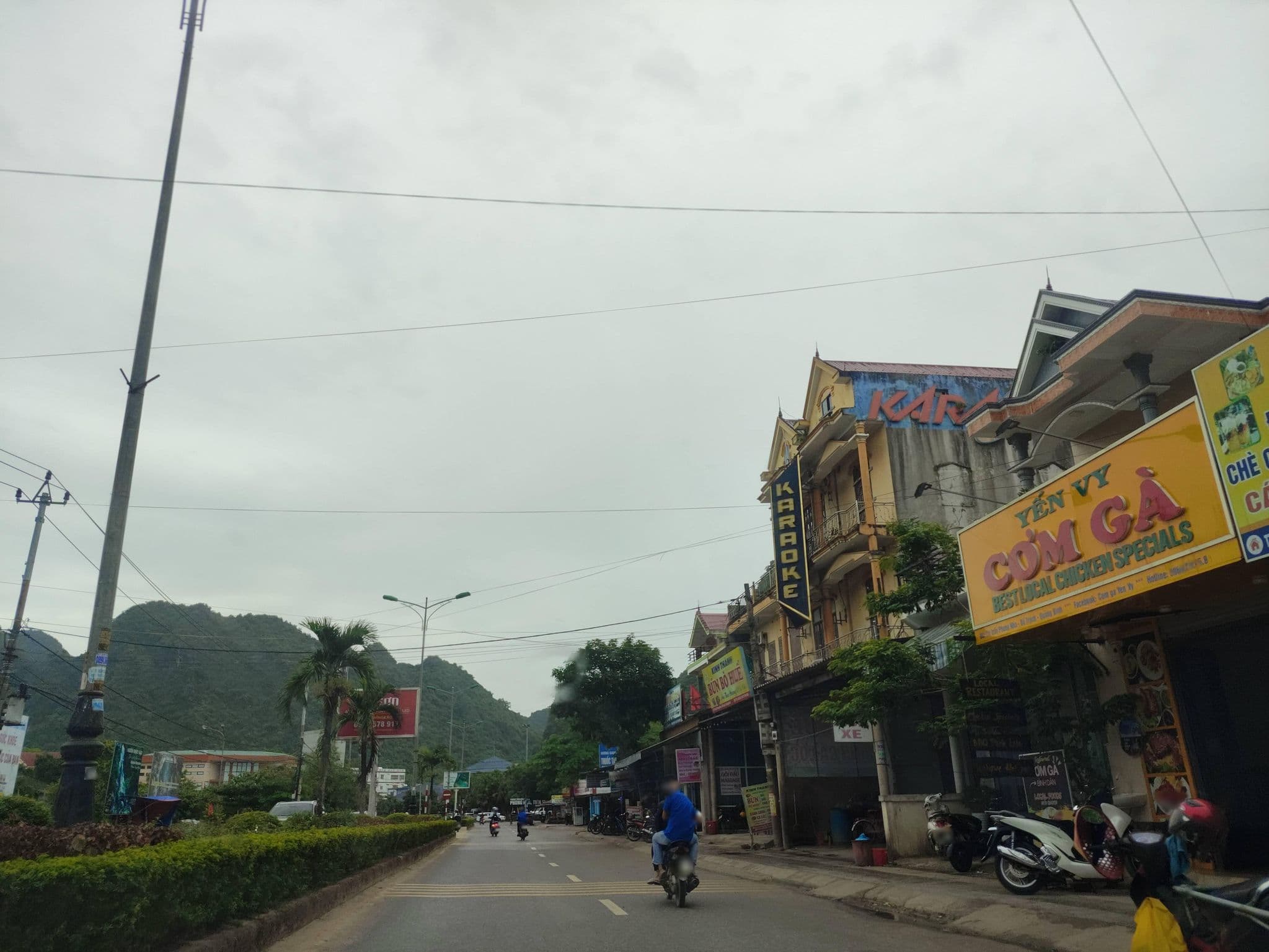 Street view near Hang en hotel, Xuân Sơn — © hn_right_1 (CC BY-SA · Mapillary)
