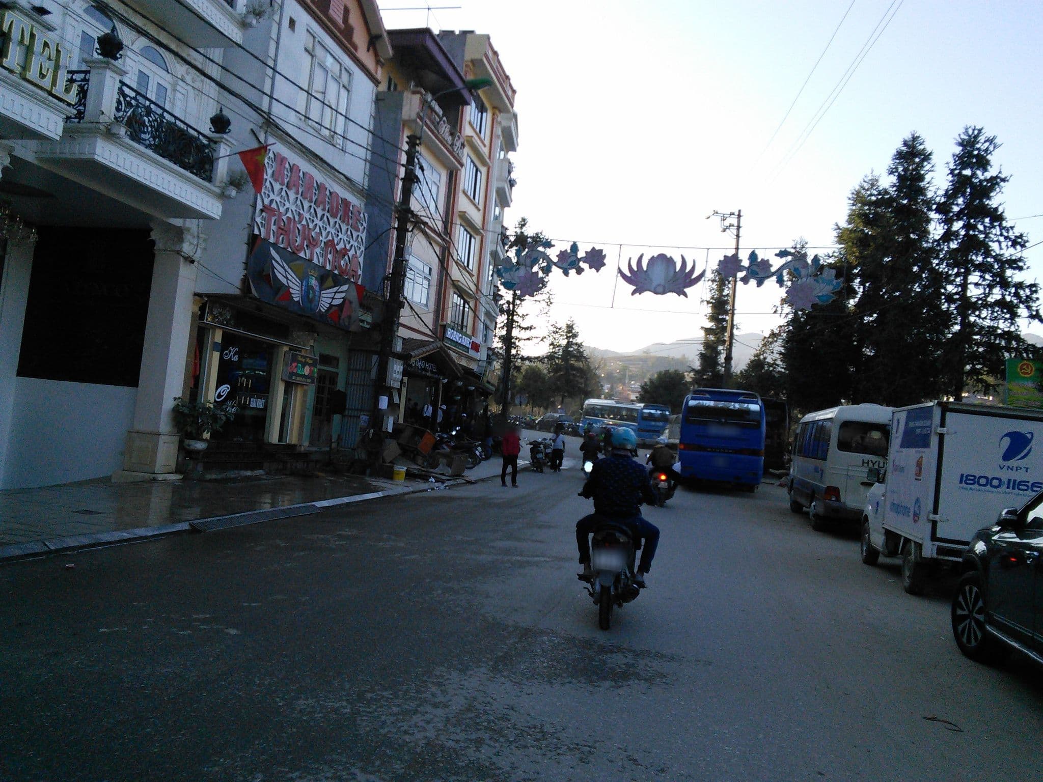 Street view near Hoa Phong Hotel, Sa Pa — © mcmayer (CC BY-SA · Mapillary)