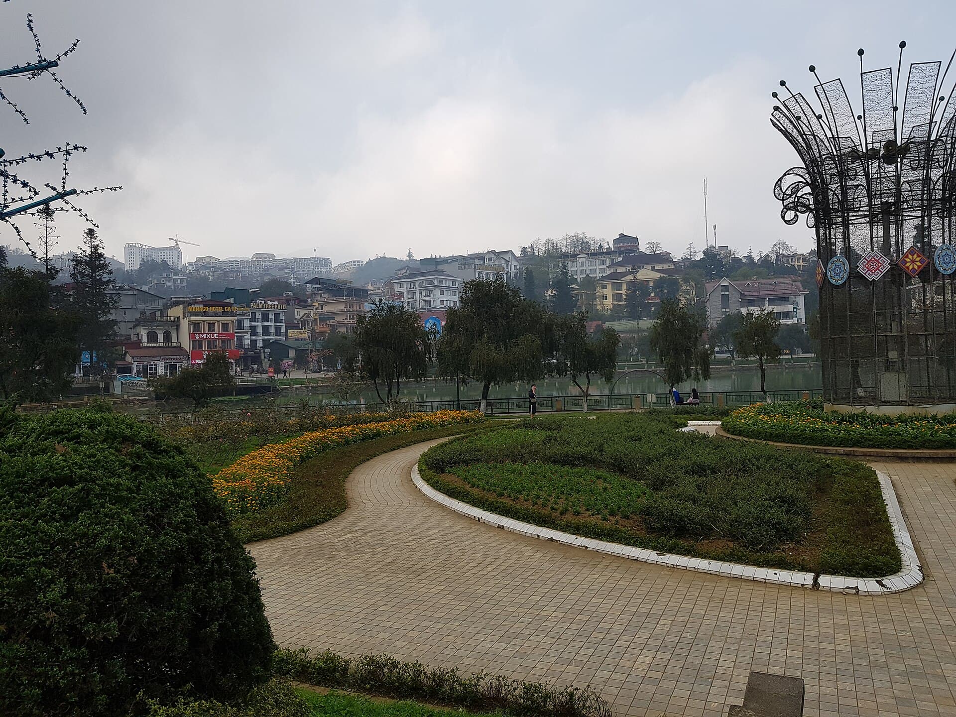 Sapa Legend Hotel (via Wikimedia Commons, CC BY 4.0)
