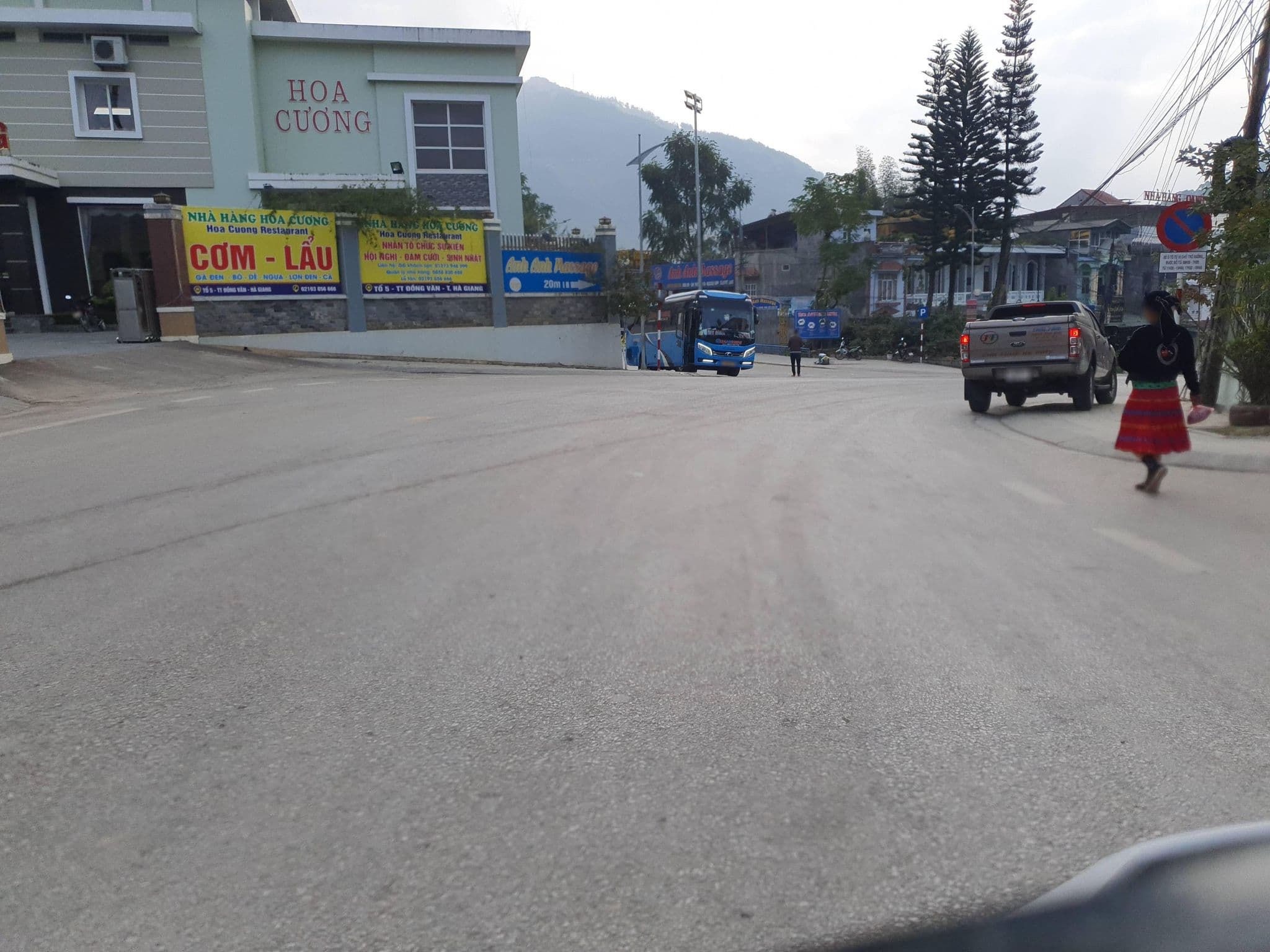 Street view near Cao Nguyên Đá (Rocky Plateau Guesthouse), Thị Trấn Đồng Văn — © russmcd (CC BY-SA · Mapillary)