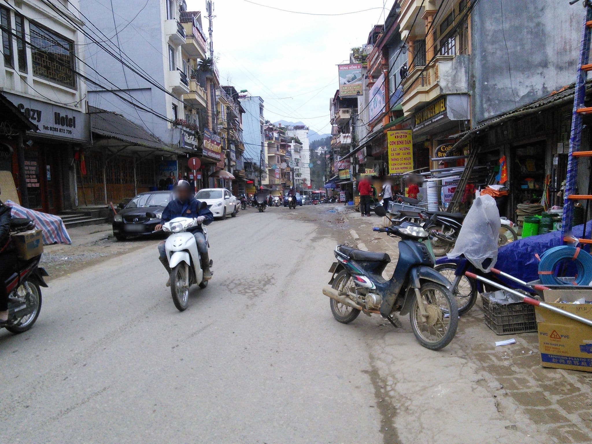 Street view near Sapa Rose Hotel, Sa Pa — © mcmayer (CC BY-SA · Mapillary)