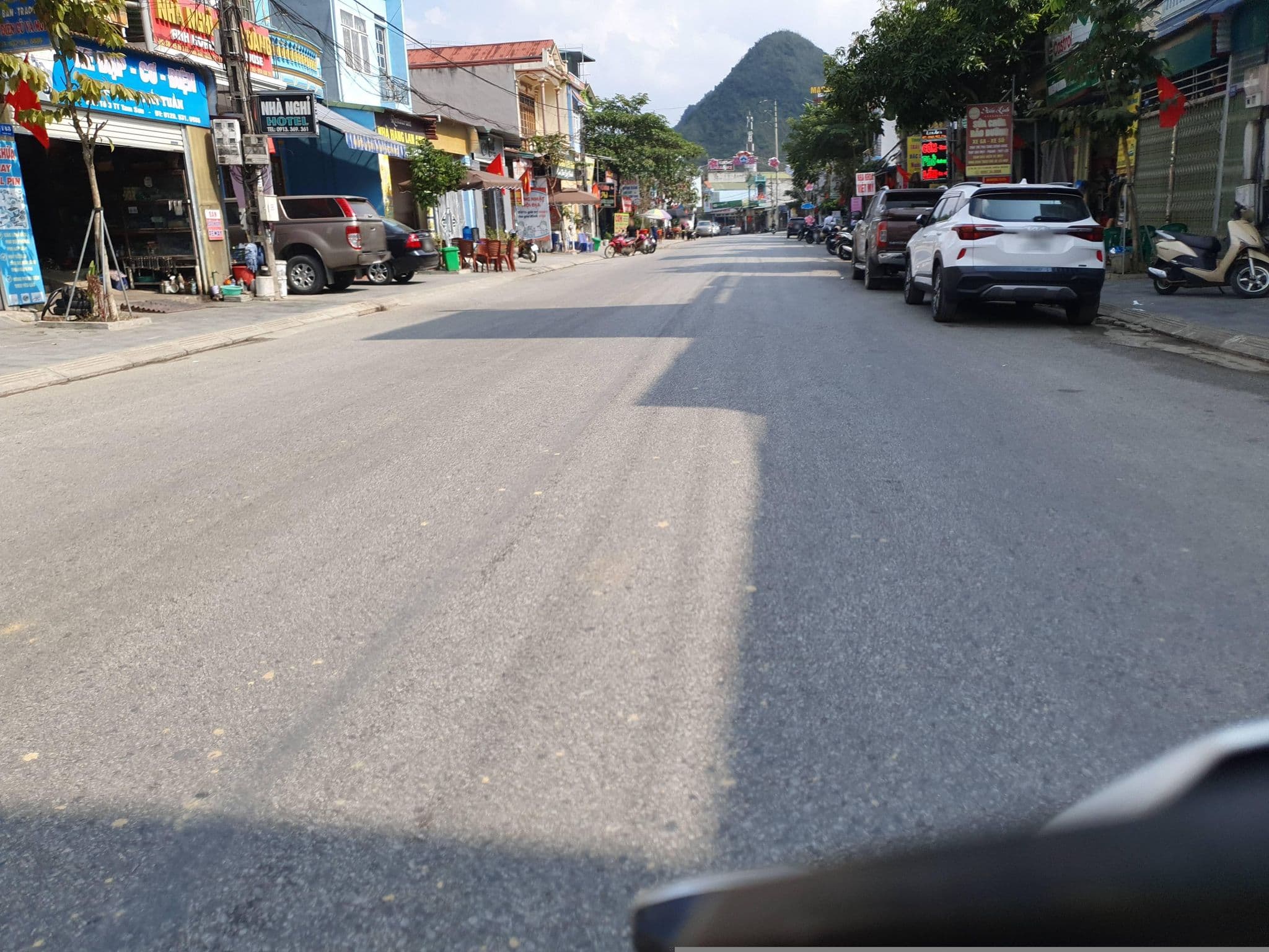 Street view near Nhà Nghỉ Hoàng Anhu, Thị Trấn Yên Minh — © russmcd (CC BY-SA · Mapillary)