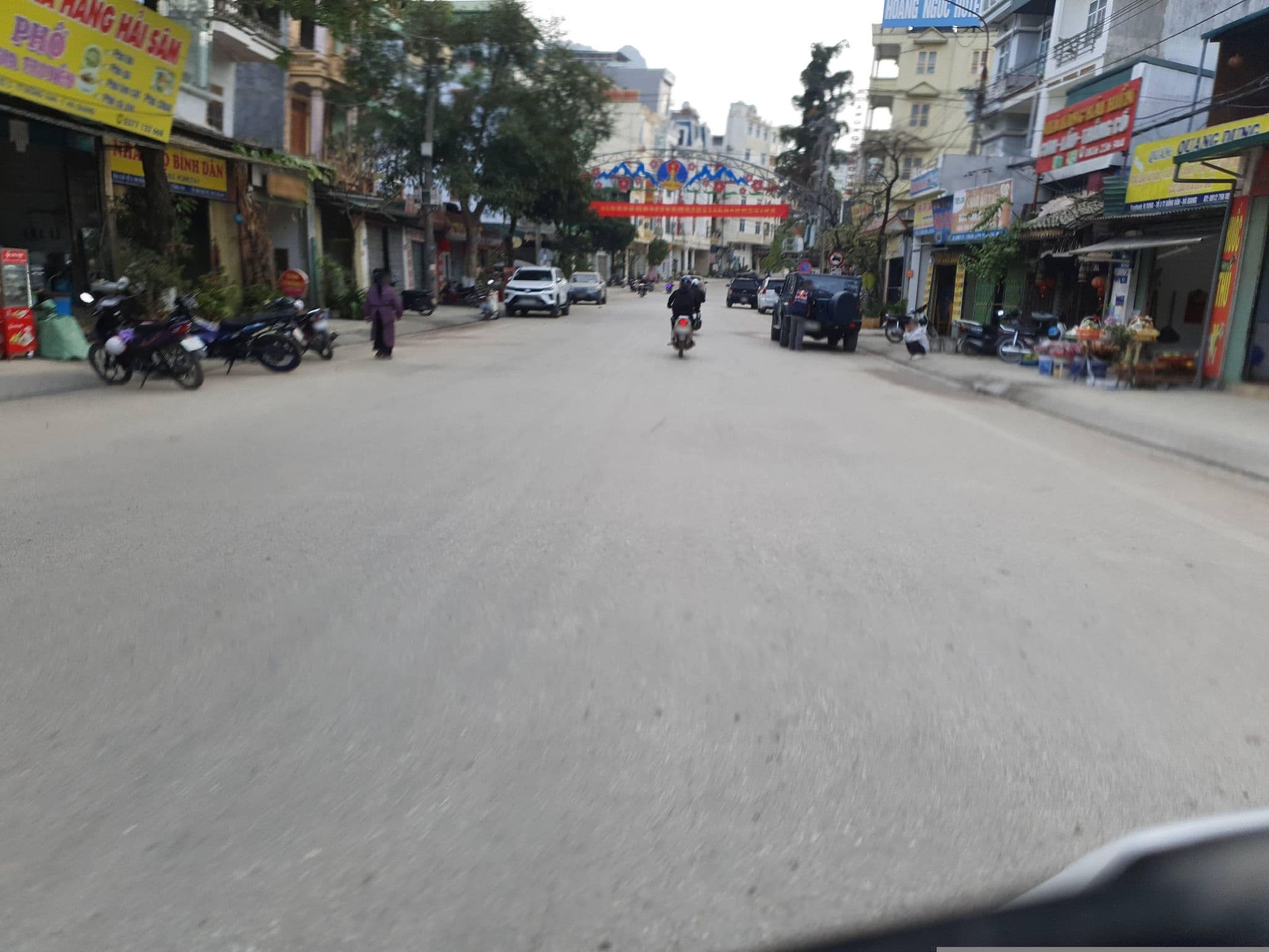 Street view near Nhà nghỉ bình dân, Thị Trấn Đồng Văn — © russmcd (CC BY-SA · Mapillary)
