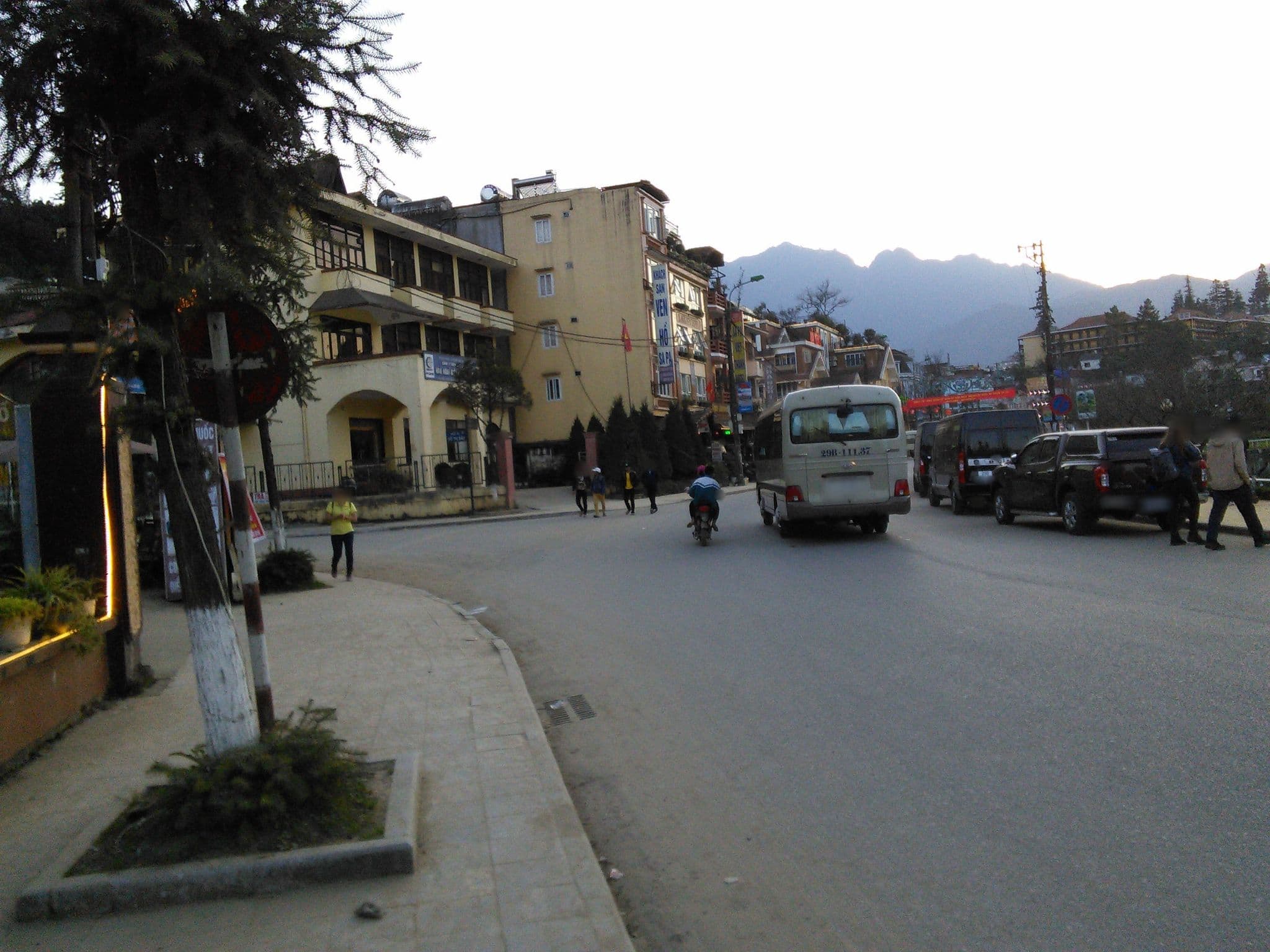 Street view near Nhà nghỉ cô Quế, Sa Pa — © mcmayer (CC BY-SA · Mapillary)