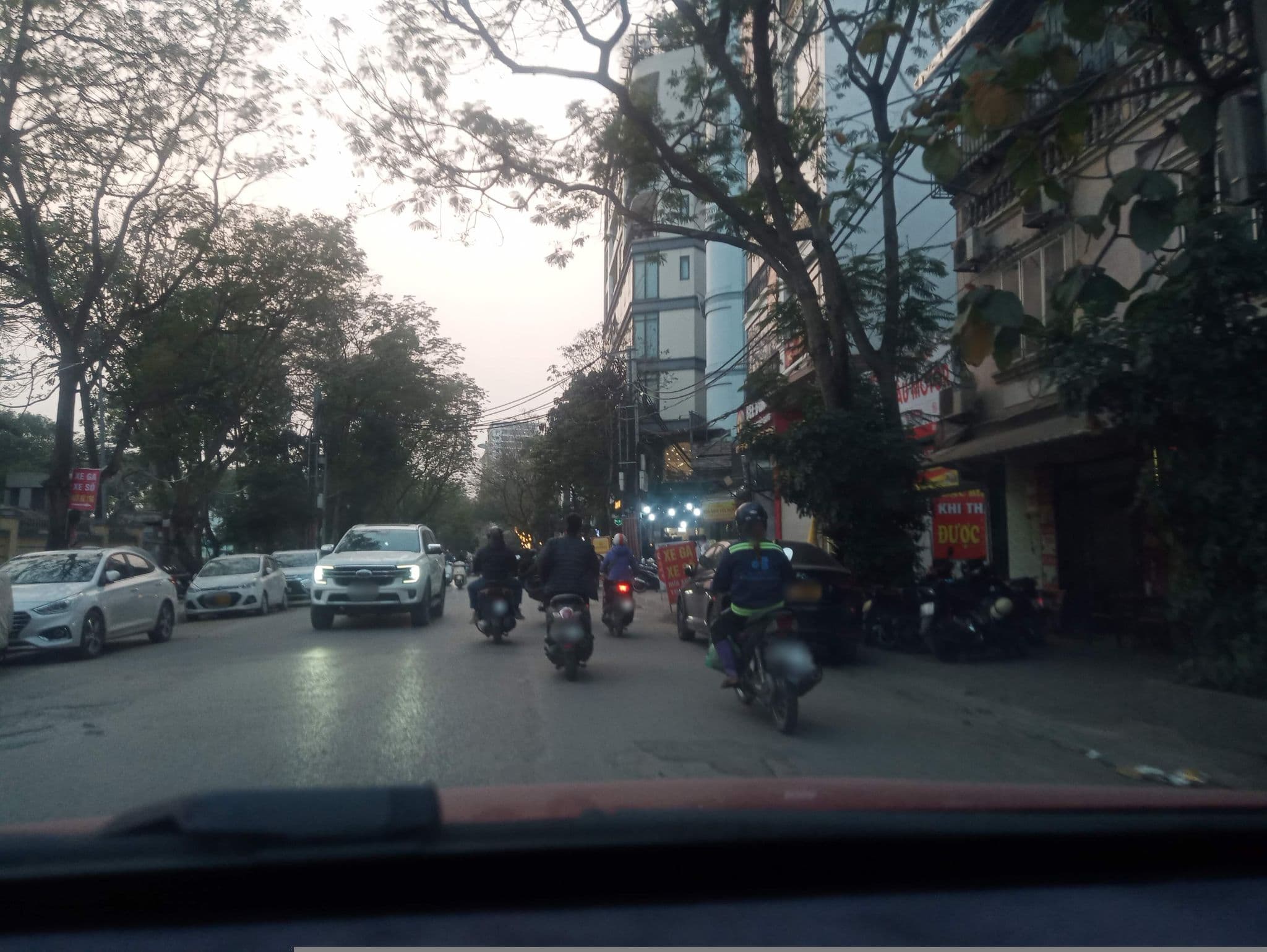 Street view near holyday park hotel, Quỳnh Lôi — © hn_front_1 (CC BY-SA · Mapillary)