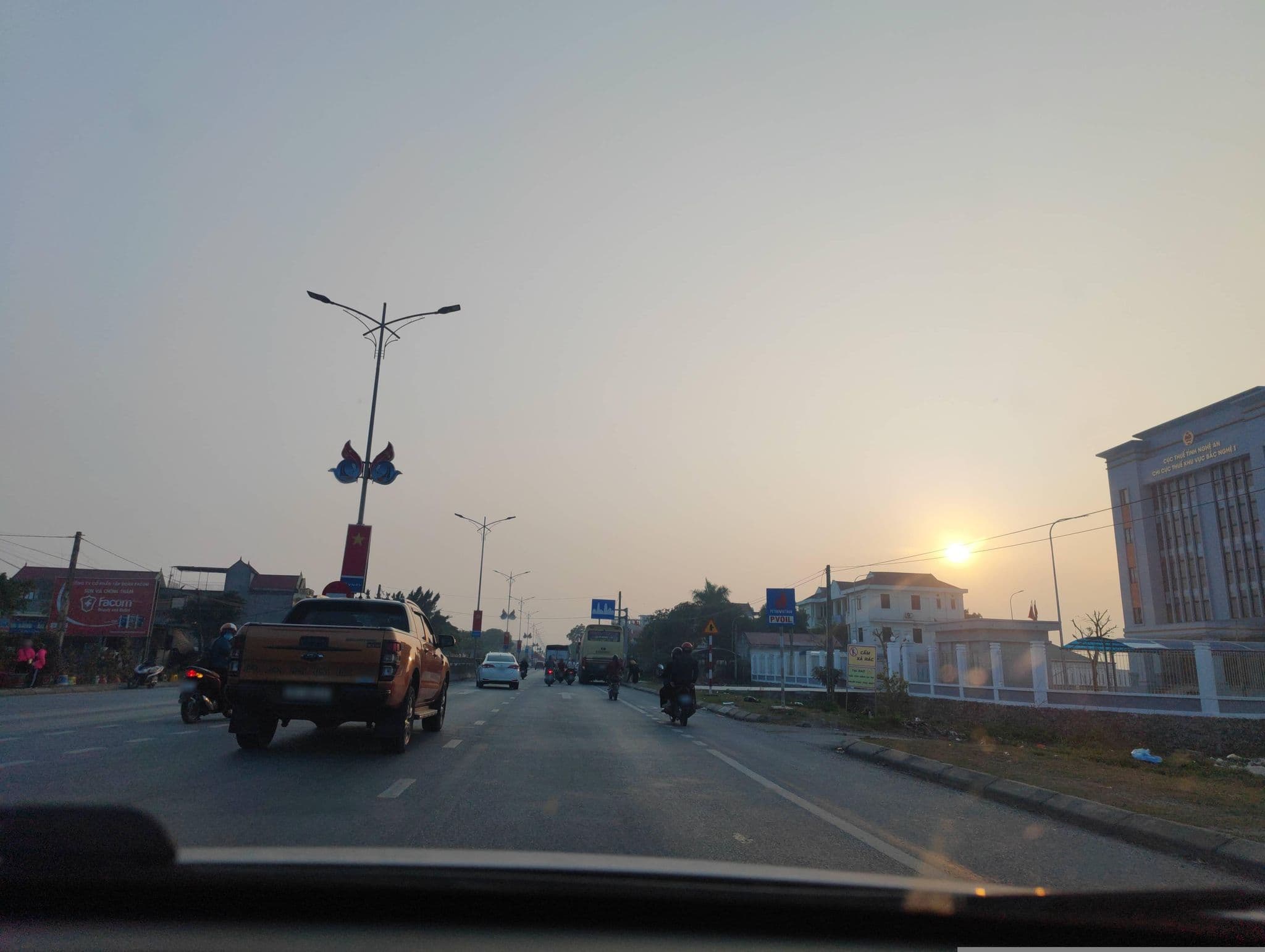 Street view near Khách sạn Hương Quỳnh 2, Xóm Mười Lăm — © hn_right_1 (CC BY-SA · Mapillary)