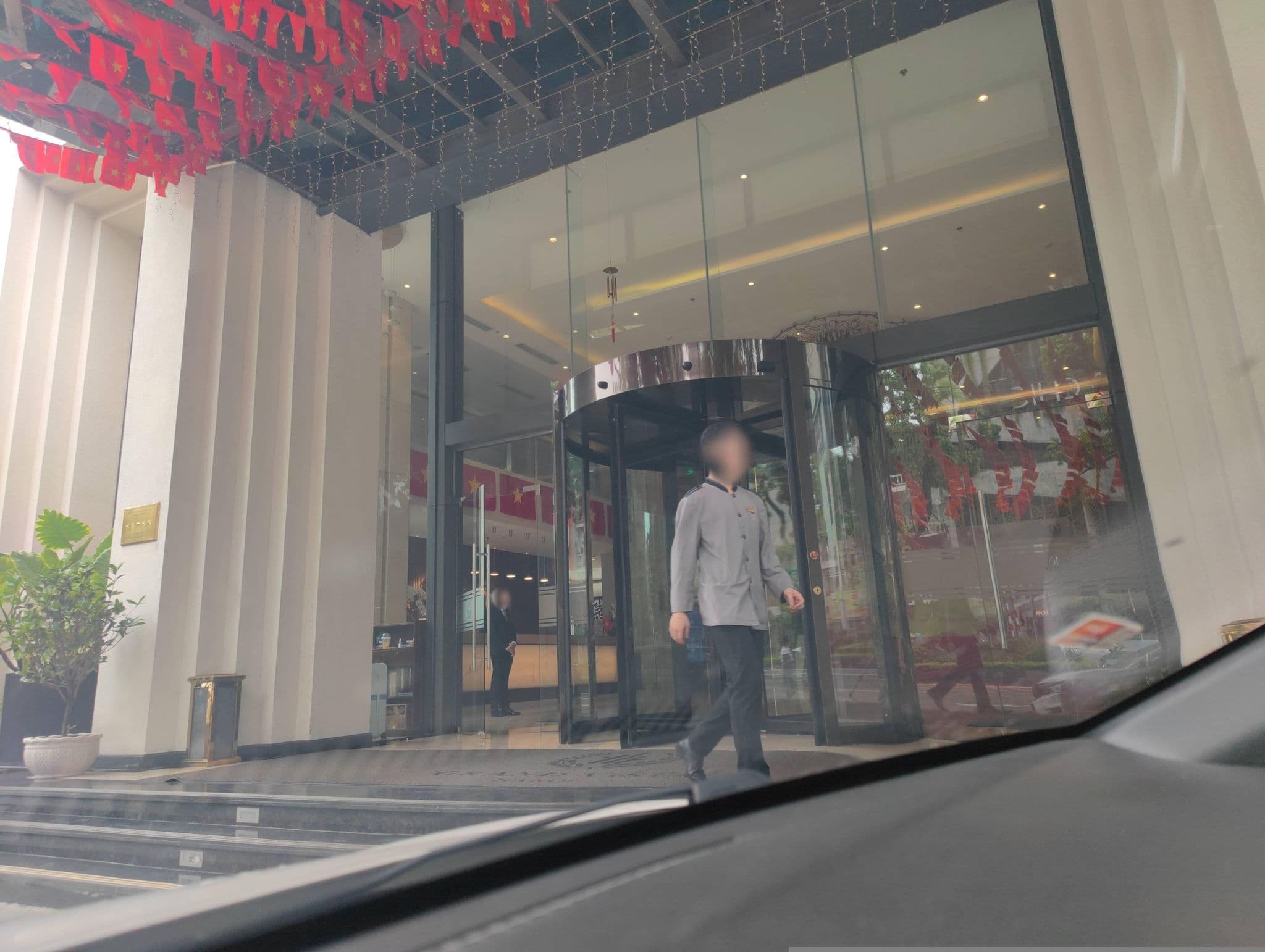 Street view near Khách Sạn Đông Đô, Ô Chợ Dừa — © hn_right_2 (CC BY-SA · Mapillary)