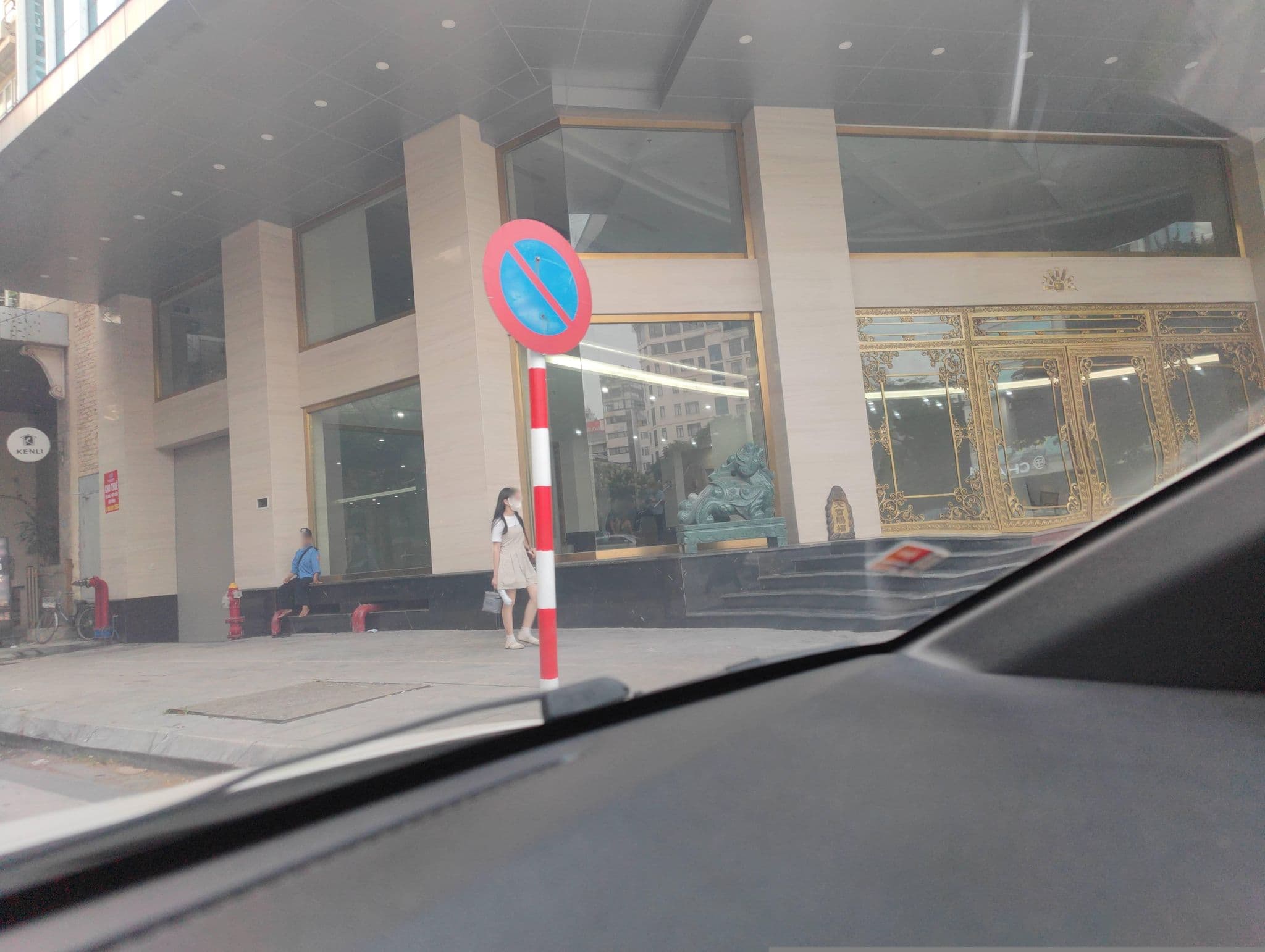 Street view near Luxeden Hotel, Mai Dịch — © hn_right_2 (CC BY-SA · Mapillary)