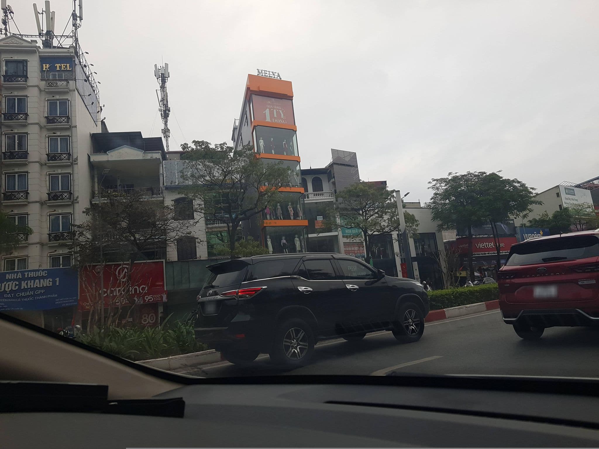 Street view near Seoul Hotel, Yên Hòa — © hn_left_2 (CC BY-SA · Mapillary)