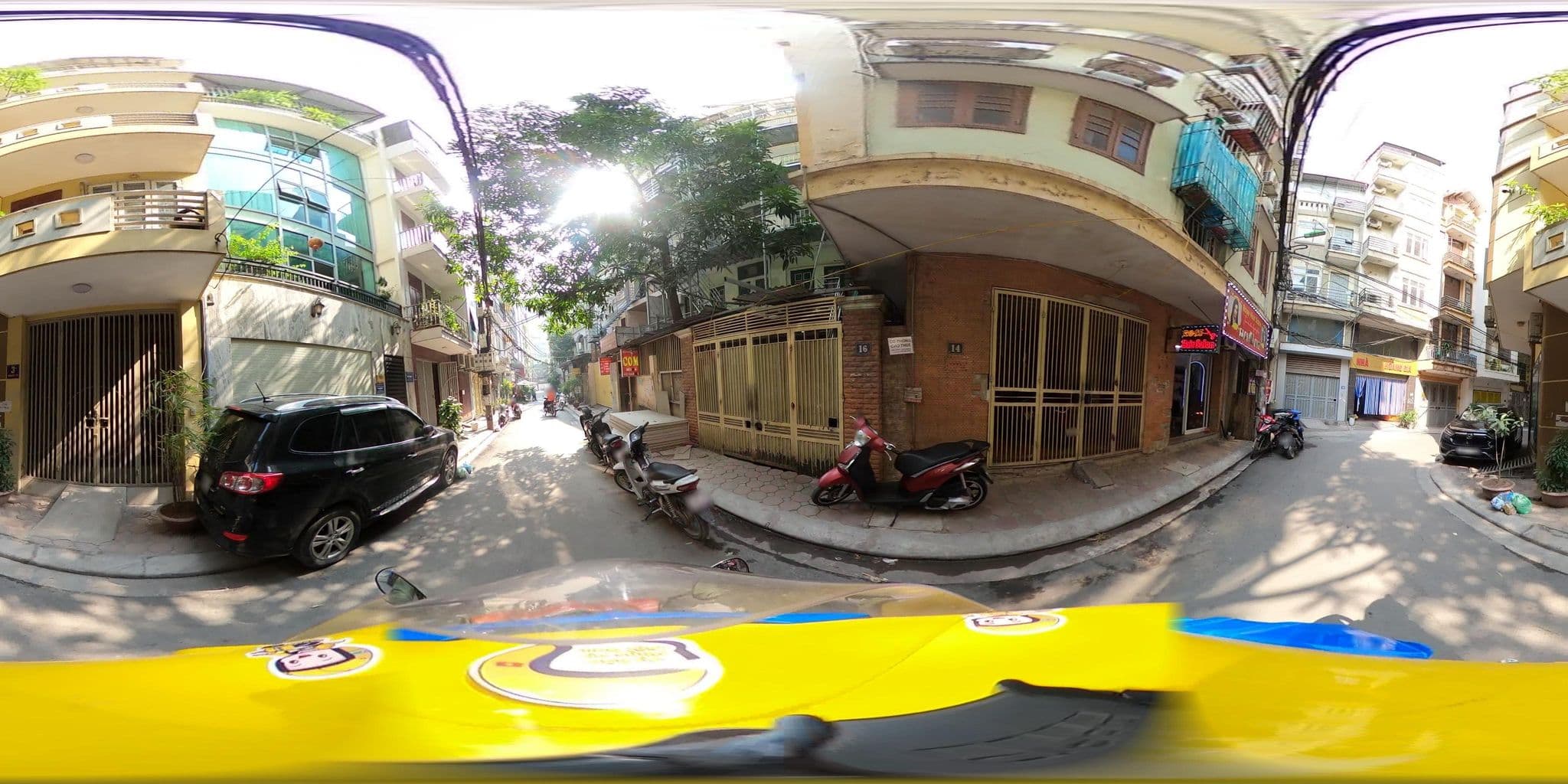 Street view near Khách Sạn Saigon Pearl, Yên Hòa — © bemaps2_hn (CC BY-SA · Mapillary)