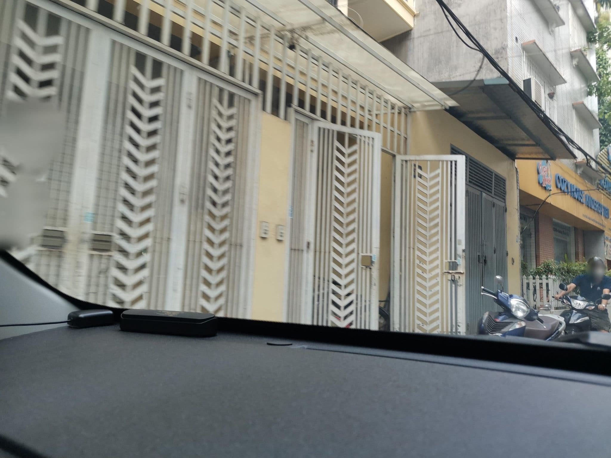 Street view near Hoàng Lan Hotel 2, Ô Chợ Dừa — © hn_left_2 (CC BY-SA · Mapillary)