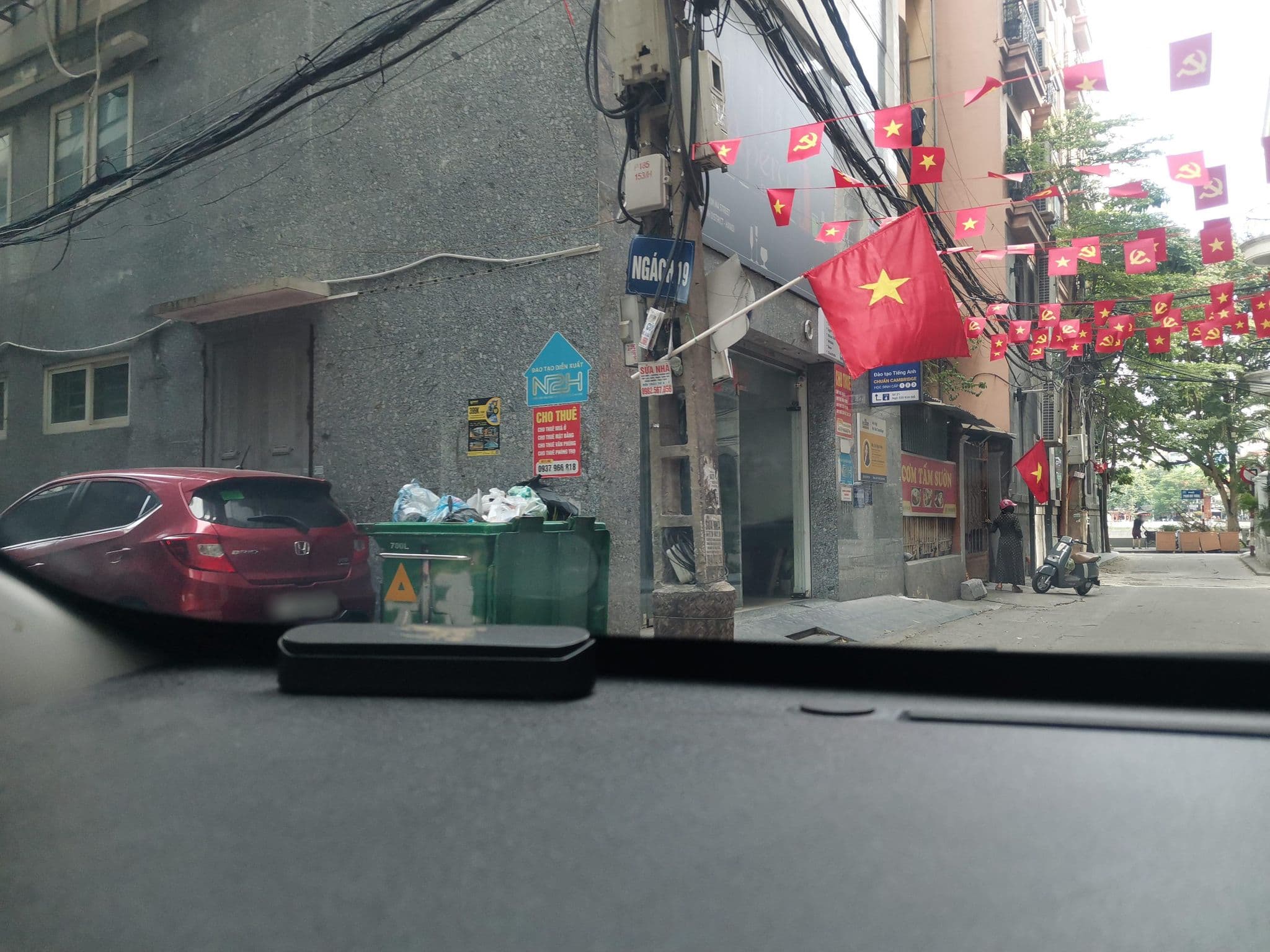 Street view near Azumaya Kin Ma 2, Láng Thượng — © hn_left_2 (CC BY-SA · Mapillary)
