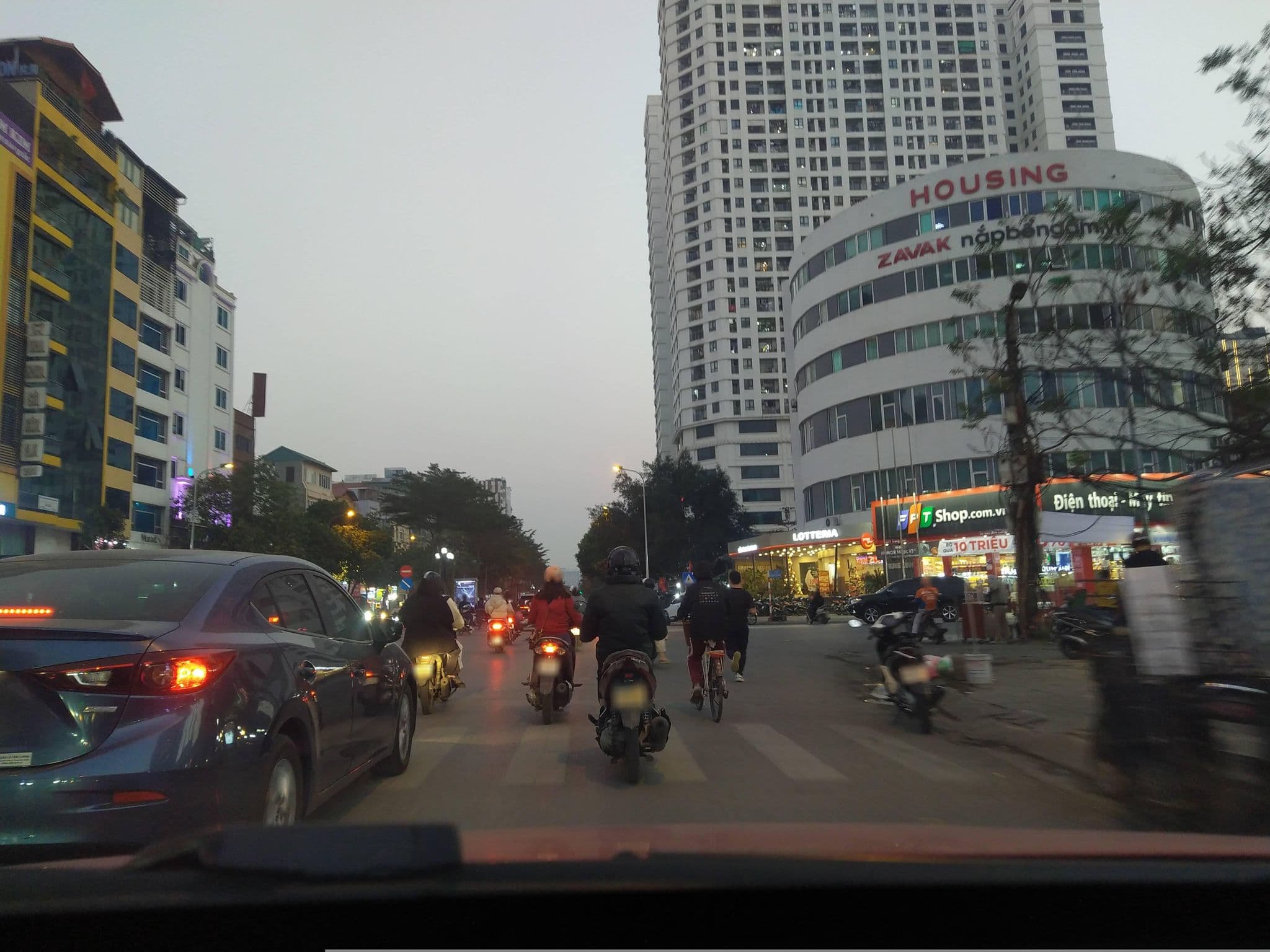 Street view near Ngôi sao hotel, Yên Hòa — © hn_front_1 (CC BY-SA · Mapillary)
