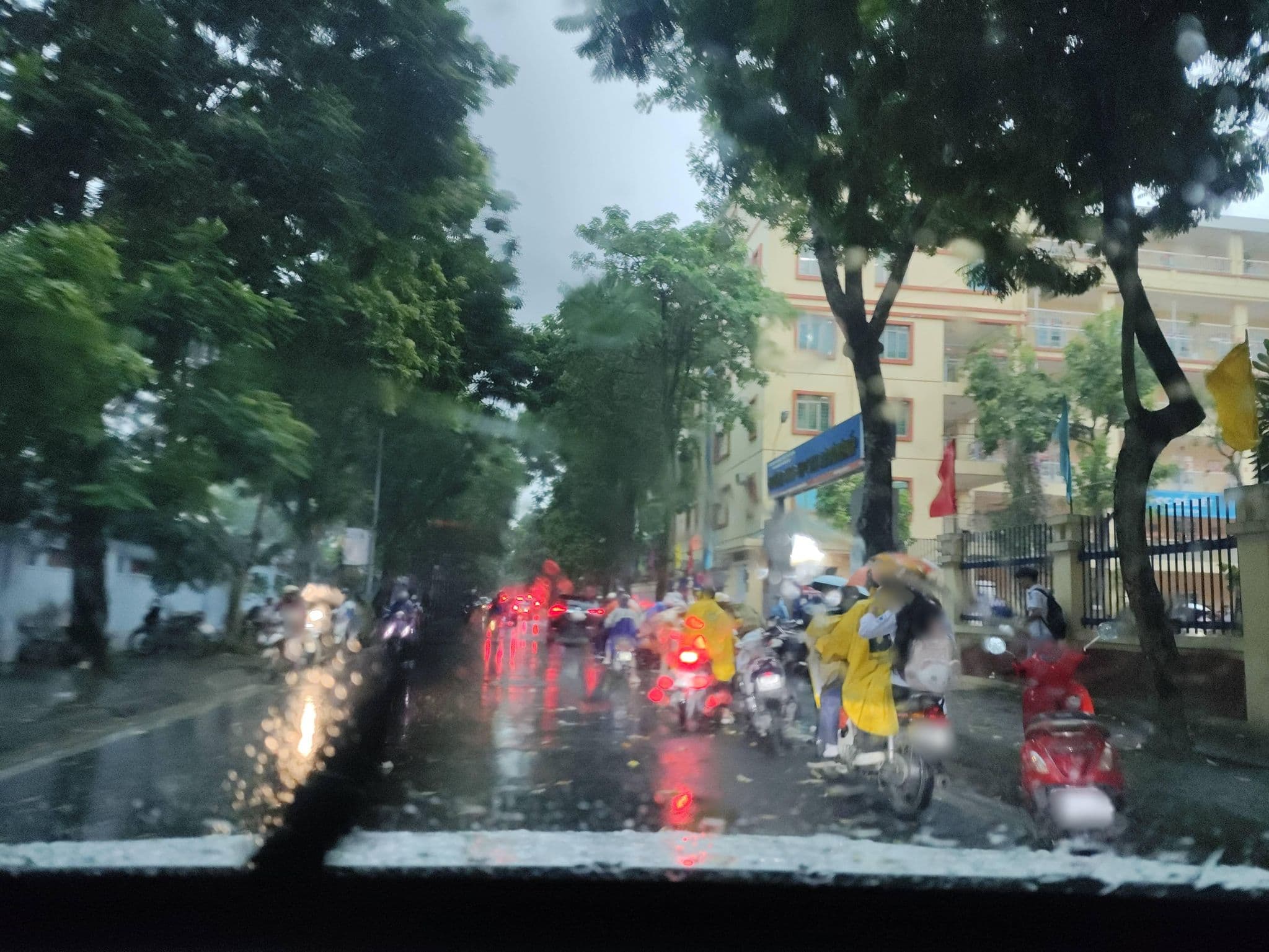 Street view near Crowne Plaza Vietnam, Cầu Diễn — © hn_right_1 (CC BY-SA · Mapillary)