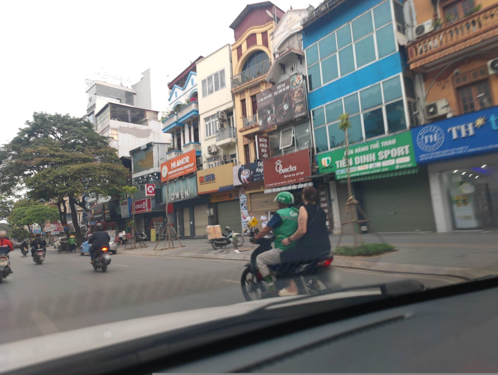 Street view near Sun Hotel - Nguyễn Khánh Toàn, Dịch Vọng — © hn_right_2 (CC BY-SA · Mapillary)