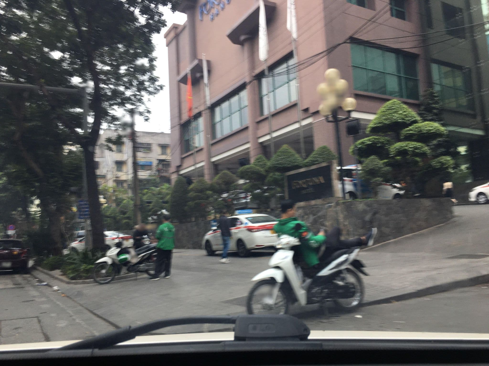 Street view near Fortuna Hotel, Ô Chợ Dừa — © phoenixmap_right (CC BY-SA · Mapillary)