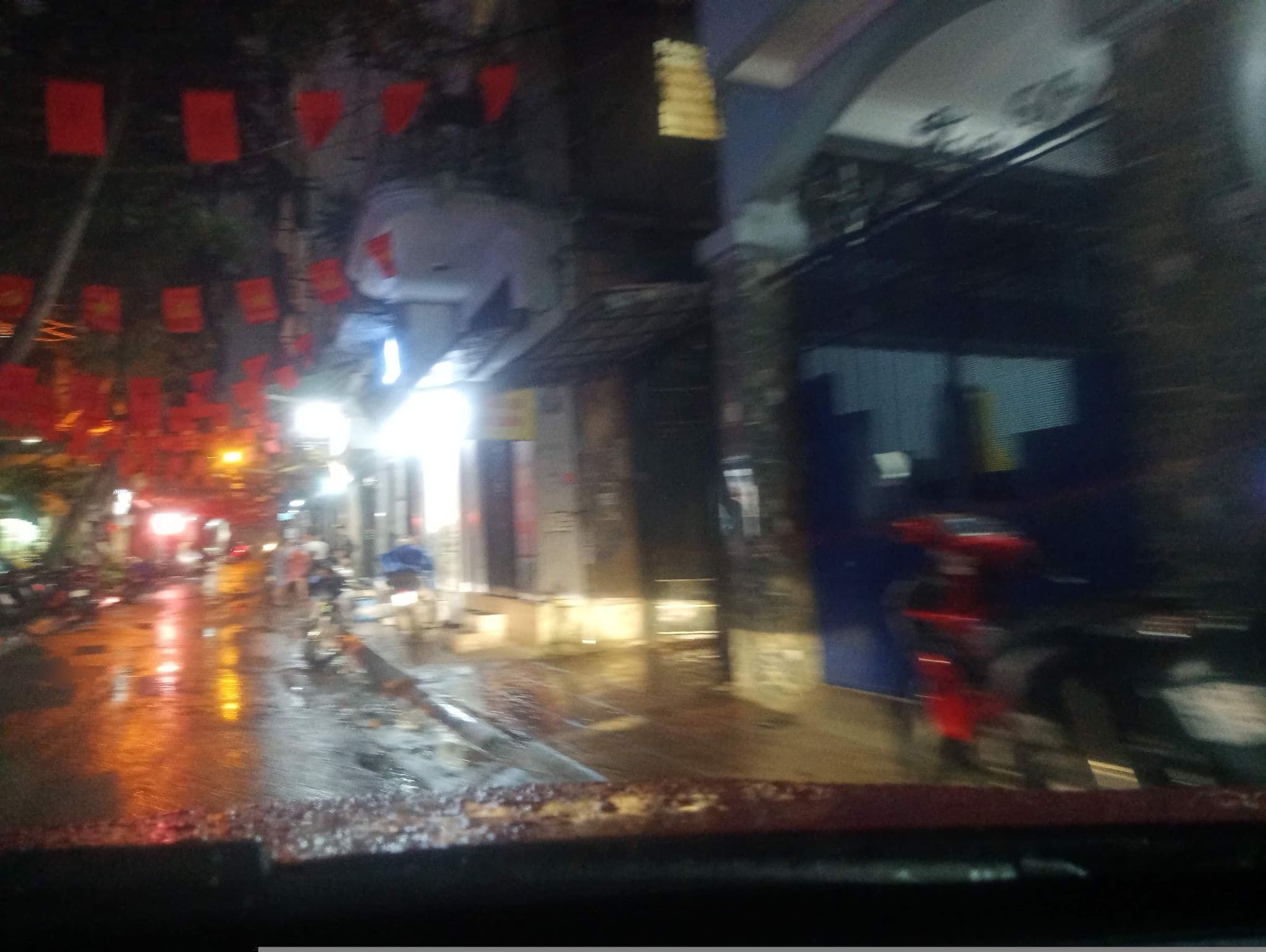 Street view near Regal Hotel - De La Thanh, Ô Chợ Dừa — © hn_front_1 (CC BY-SA · Mapillary)