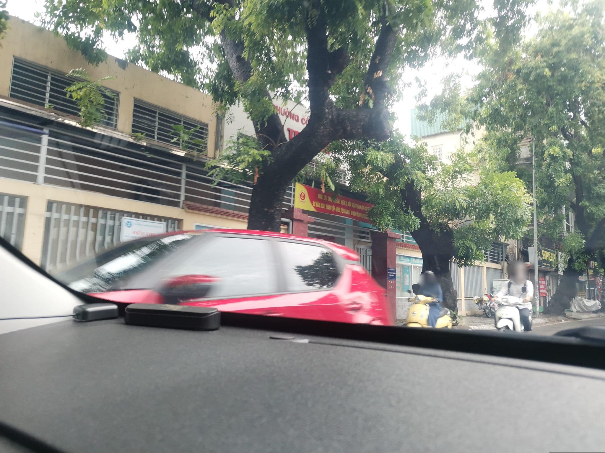 Street view near Khách Sạn Viễn Đông, Liễu Giai — © hn_left_2 (CC BY-SA · Mapillary)