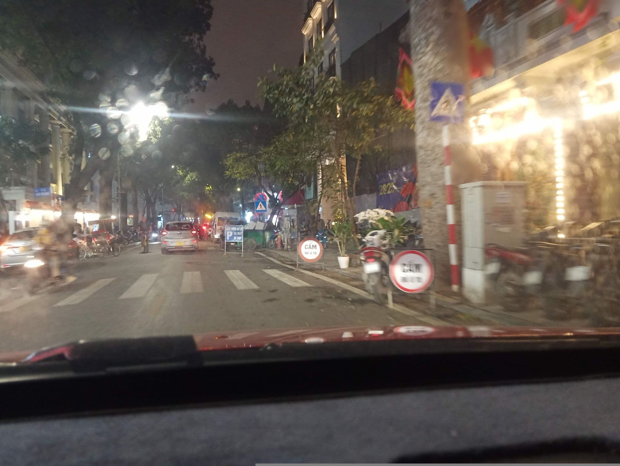Street view near Rooftop Bar & Pool, Hoàn Kiếm — © hn_front_1 (CC BY-SA · Mapillary)