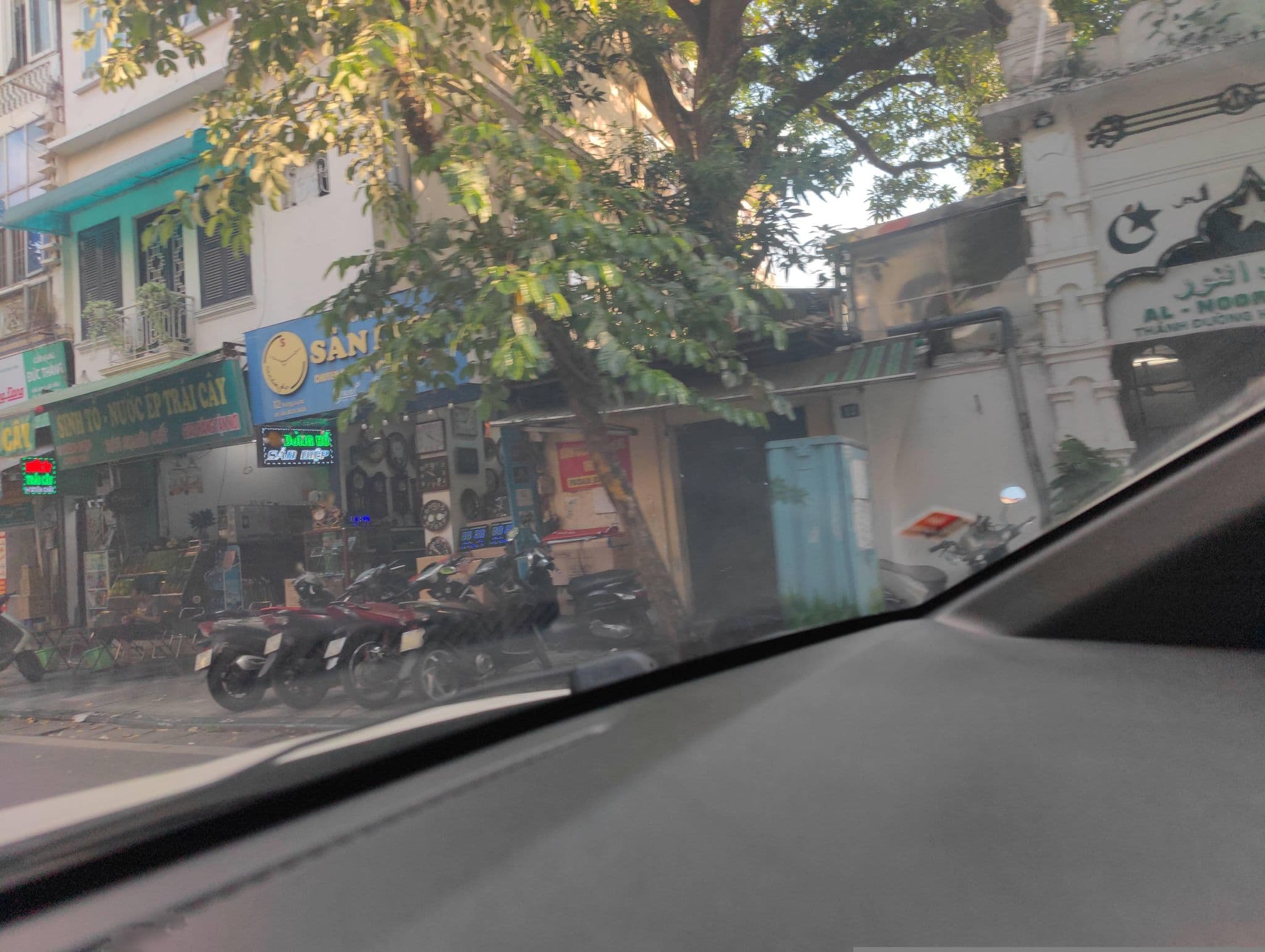 Street view near The Comb Hanoi Hostel, Hoàn Kiếm — © hn_right_2 (CC BY-SA · Mapillary)