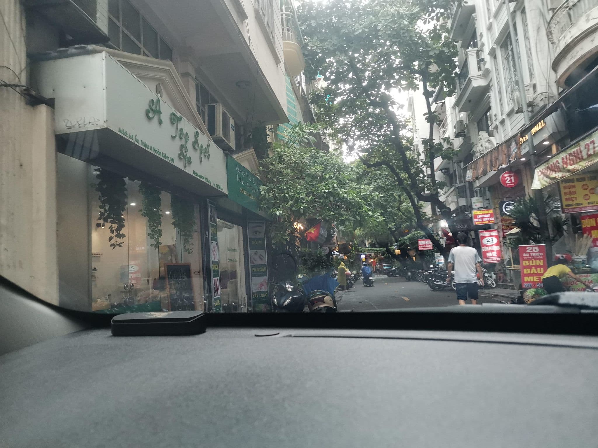 Street view near Indochina Hotel, Hoàn Kiếm — © hn_left_2 (CC BY-SA · Mapillary)