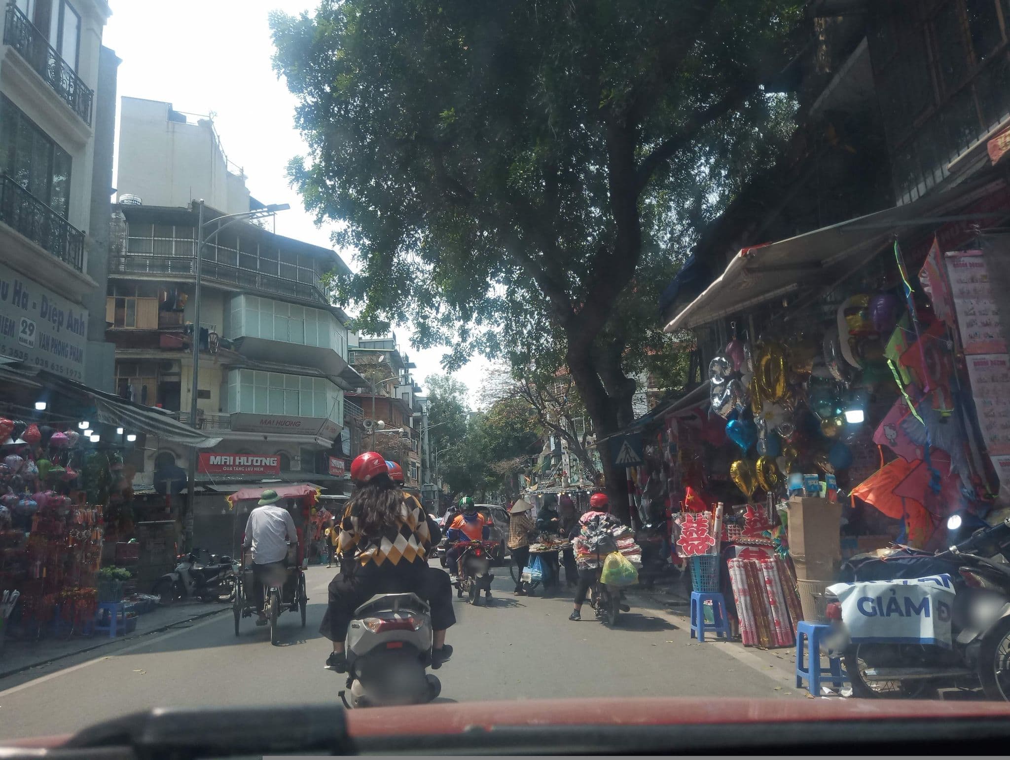Street view near Ha Long Hotel, Hoàn Kiếm — © hn_front_1 (CC BY-SA · Mapillary)