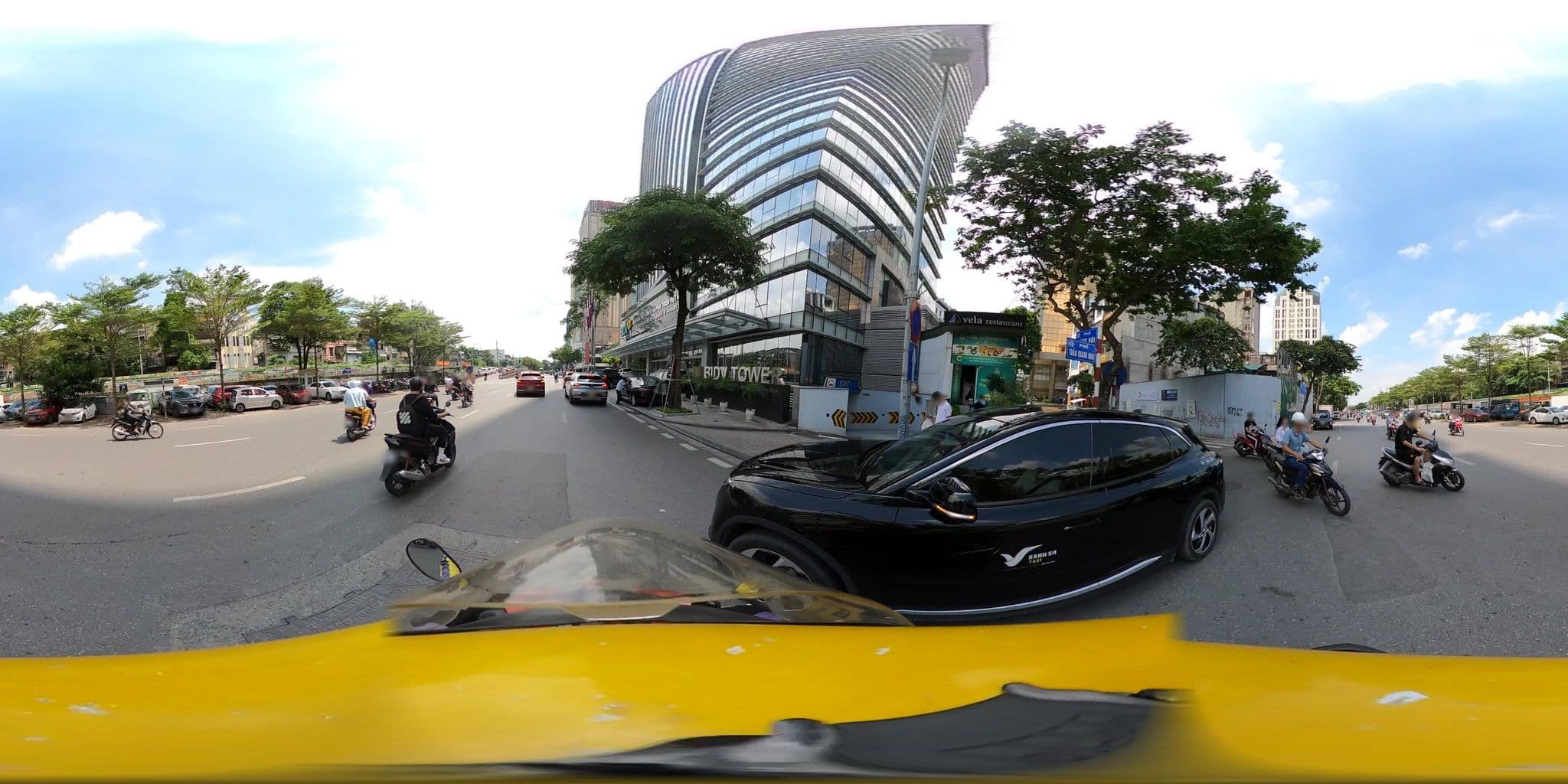 Street view near Hanoi Sans Couci, Hoàn Kiếm — © bemaps_hn_kien (CC BY-SA · Mapillary)