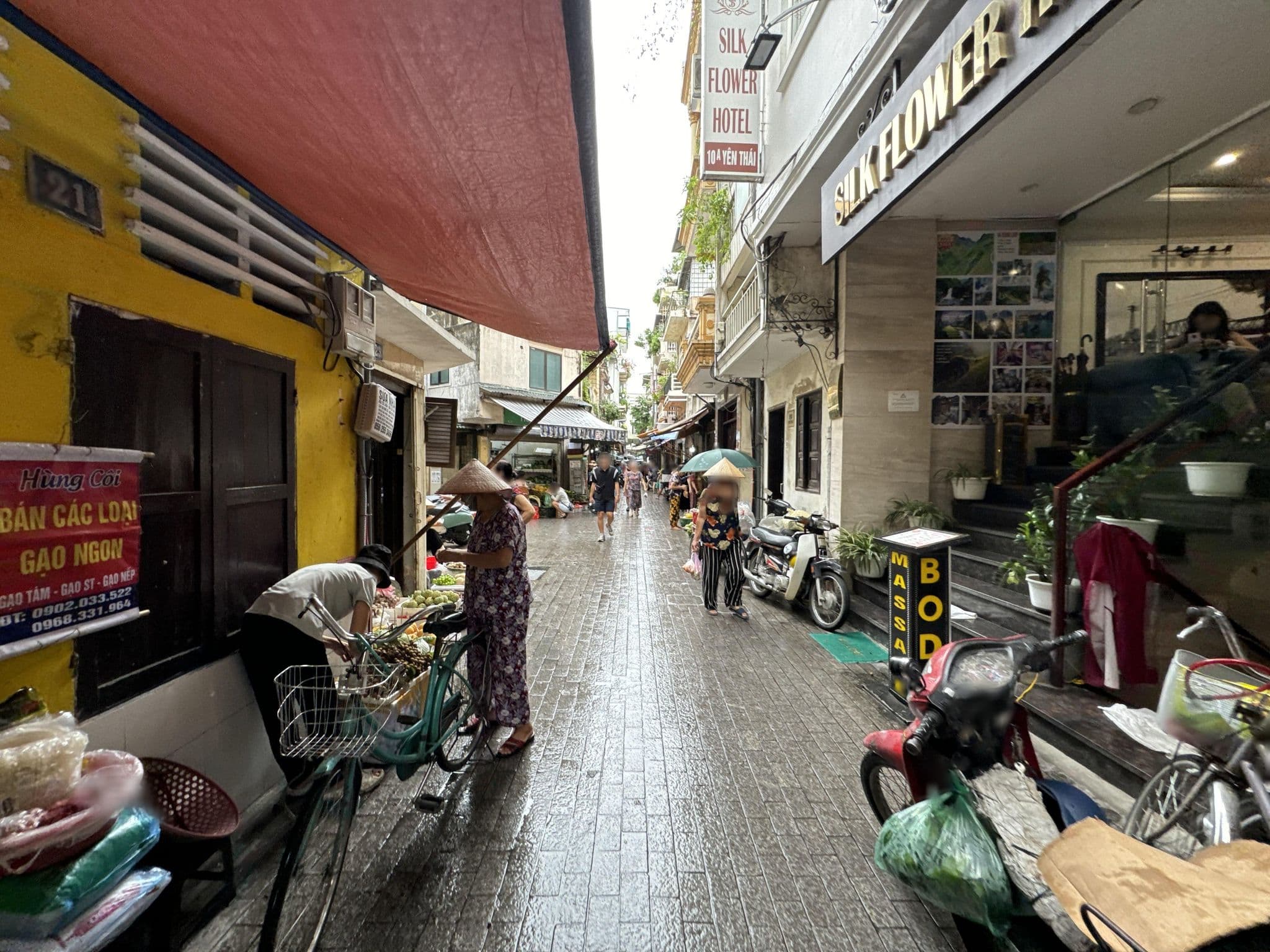 Street view near Manh Dung Guest House, Hoàn Kiếm — © filipb (CC BY-SA · Mapillary)