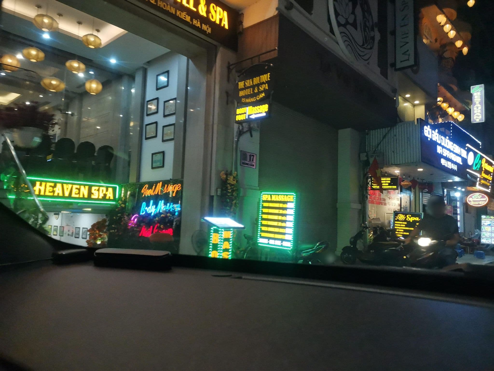 Street view near Hanoi Zesty Hotel, Hoàn Kiếm — © hn_left_2 (CC BY-SA · Mapillary)