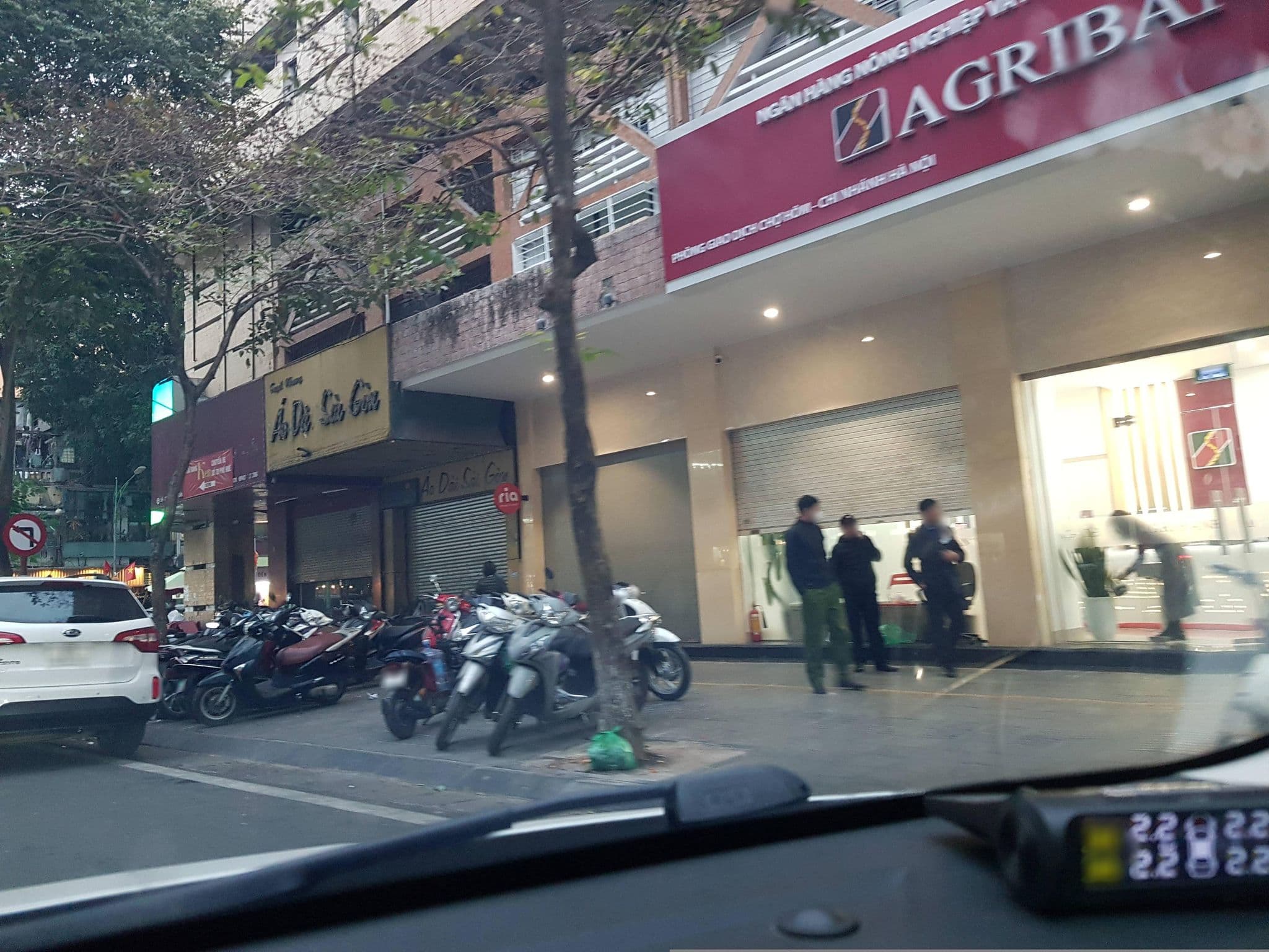 Street view near Hanoi Ben’s Apartment And Hotel, Nguyễn Du — © hn_right_1 (CC BY-SA · Mapillary)