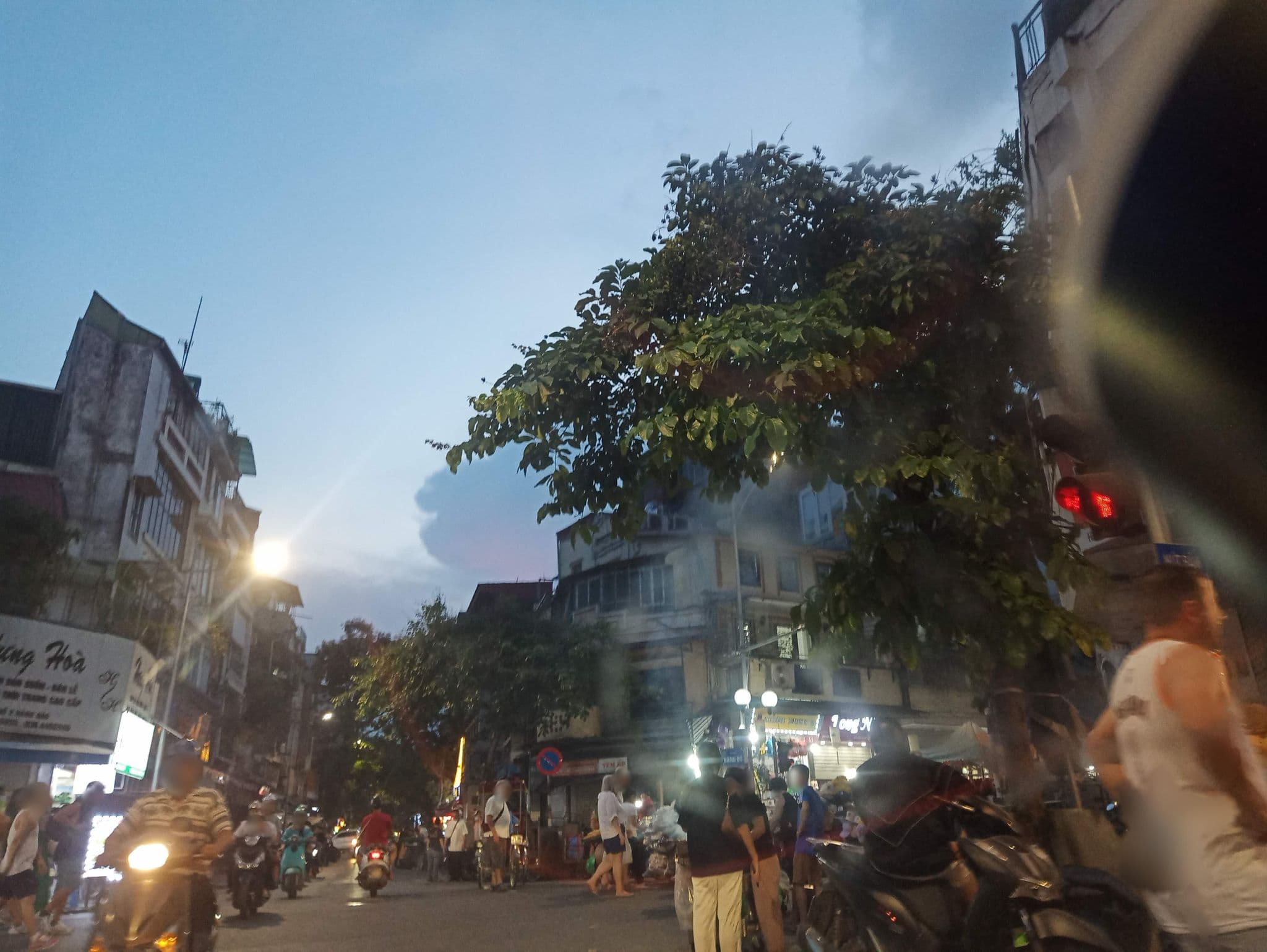 Street view near Az Queen Hotel, Hoàn Kiếm — © hn_front_1 (CC BY-SA · Mapillary)