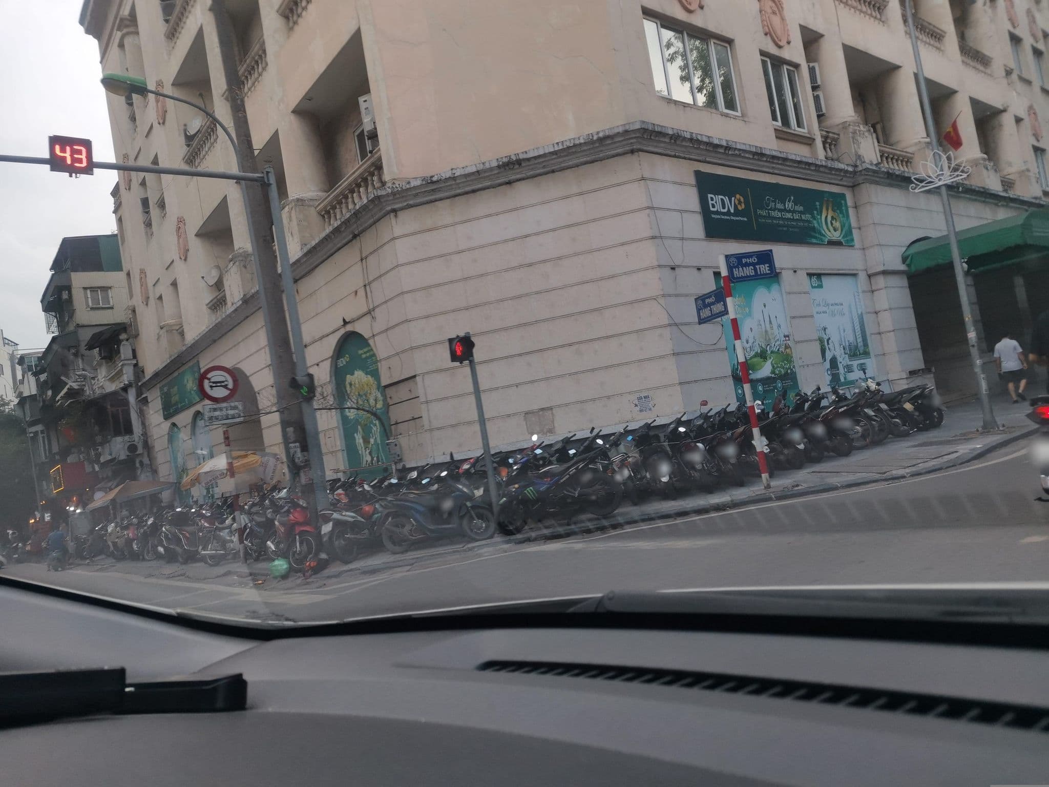 Street view near Hanoi Crystal Hotel, Hoàn Kiếm — © hn_left_2 (CC BY-SA · Mapillary)