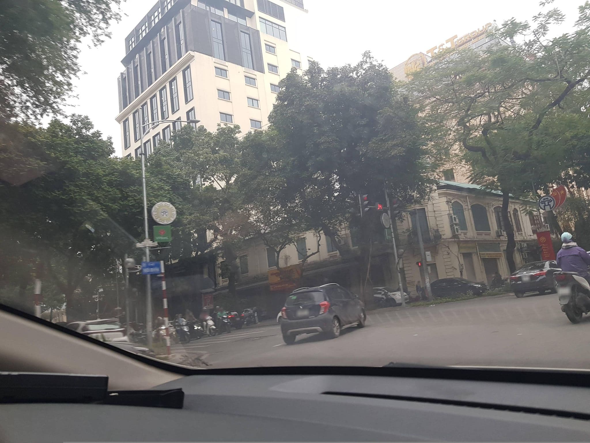 Street view near Hoang Long Hotel, Cửa Nam — © hn_left_2 (CC BY-SA · Mapillary)