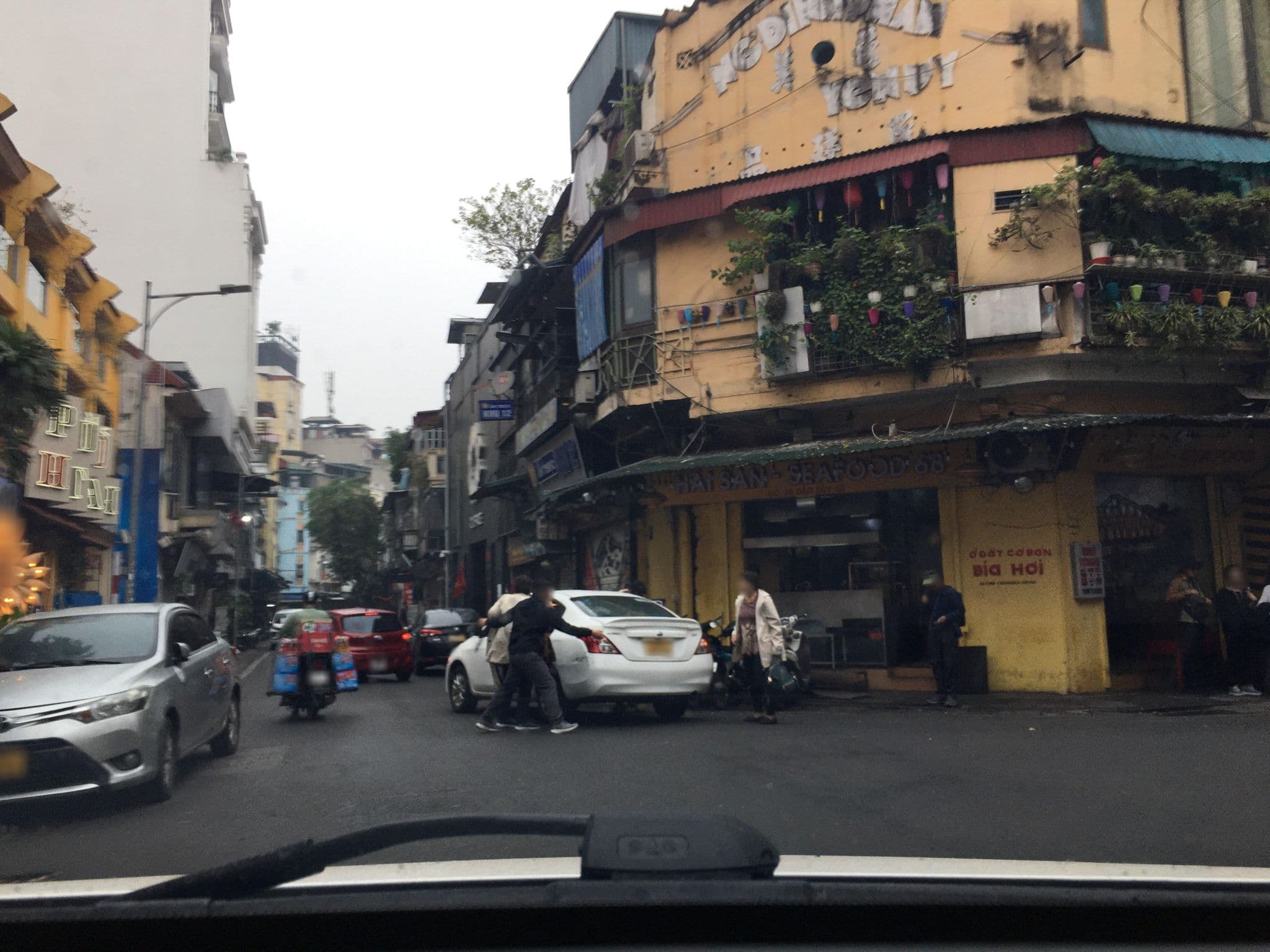 Street view near Hanoi Municipal Hotel, Hoàn Kiếm — © phoenixmap_right (CC BY-SA · Mapillary)