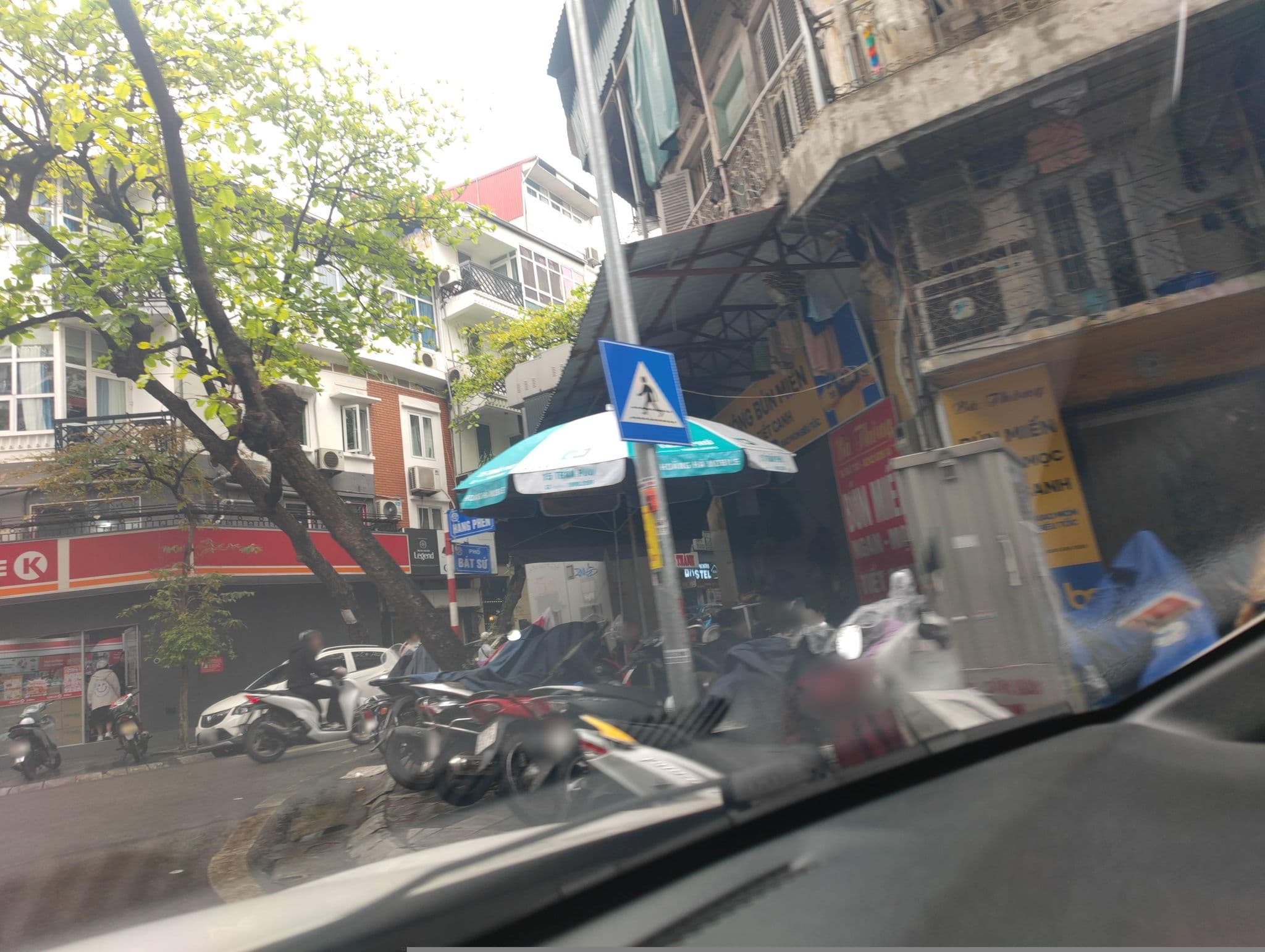Street view near Hanoi Lotus Hostel, Hoàn Kiếm — © hn_right_2 (CC BY-SA · Mapillary)