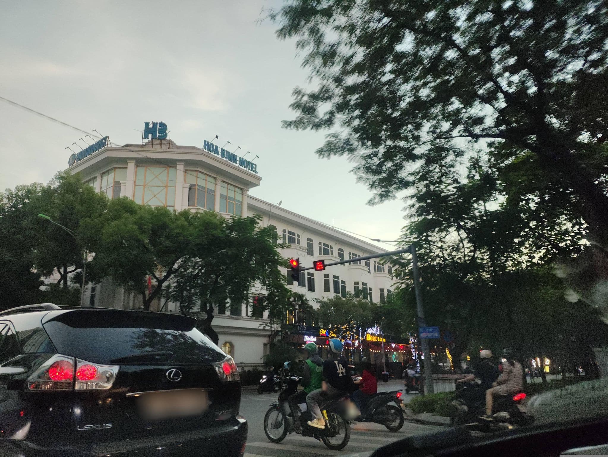 Street view near Hoa Binh Hotel, Cửa Nam — © hn_right_1 (CC BY-SA · Mapillary)