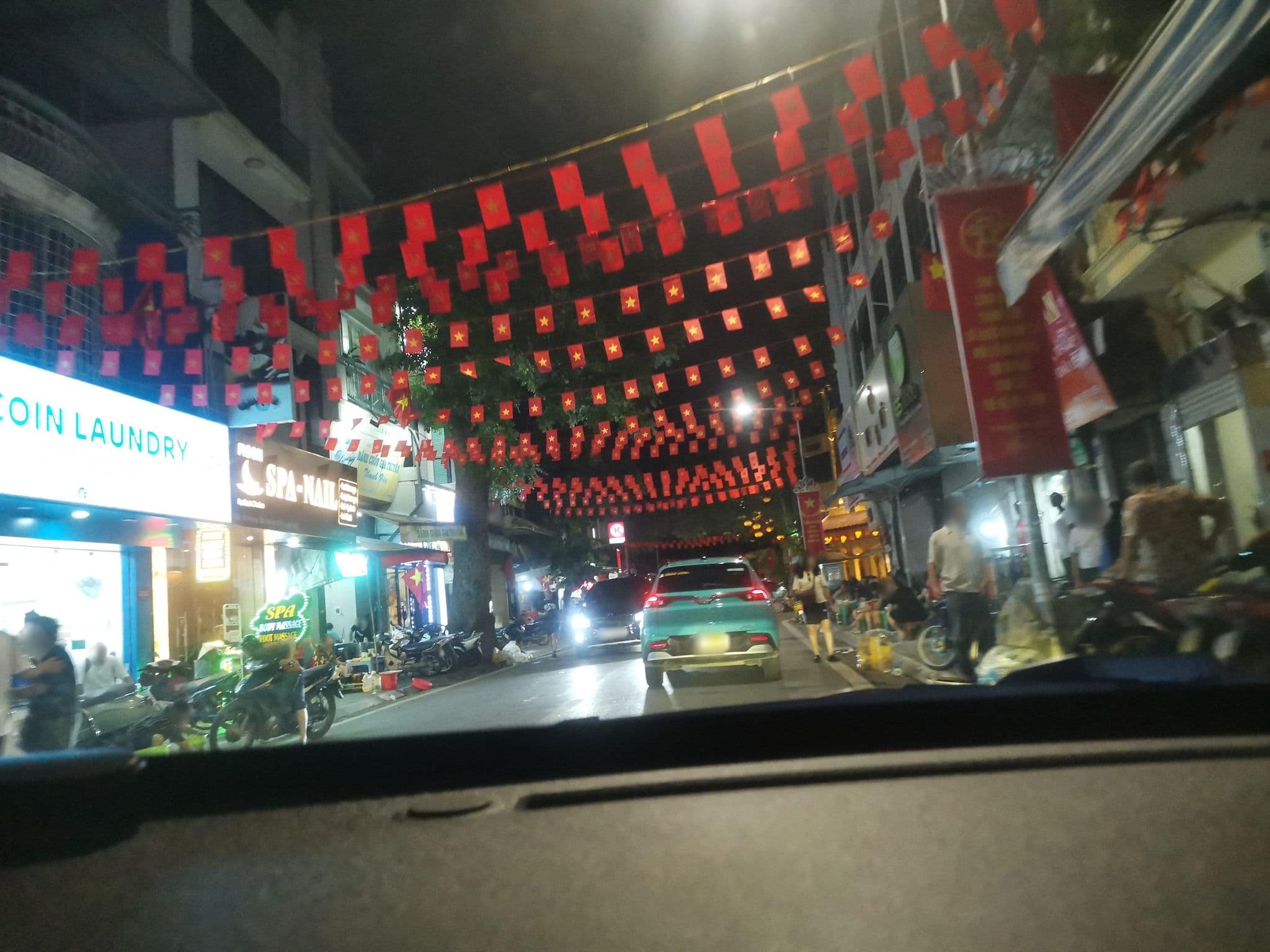 Street view near Thuy Lam Hotel, Hoàn Kiếm — © hn_left_2 (CC BY-SA · Mapillary)