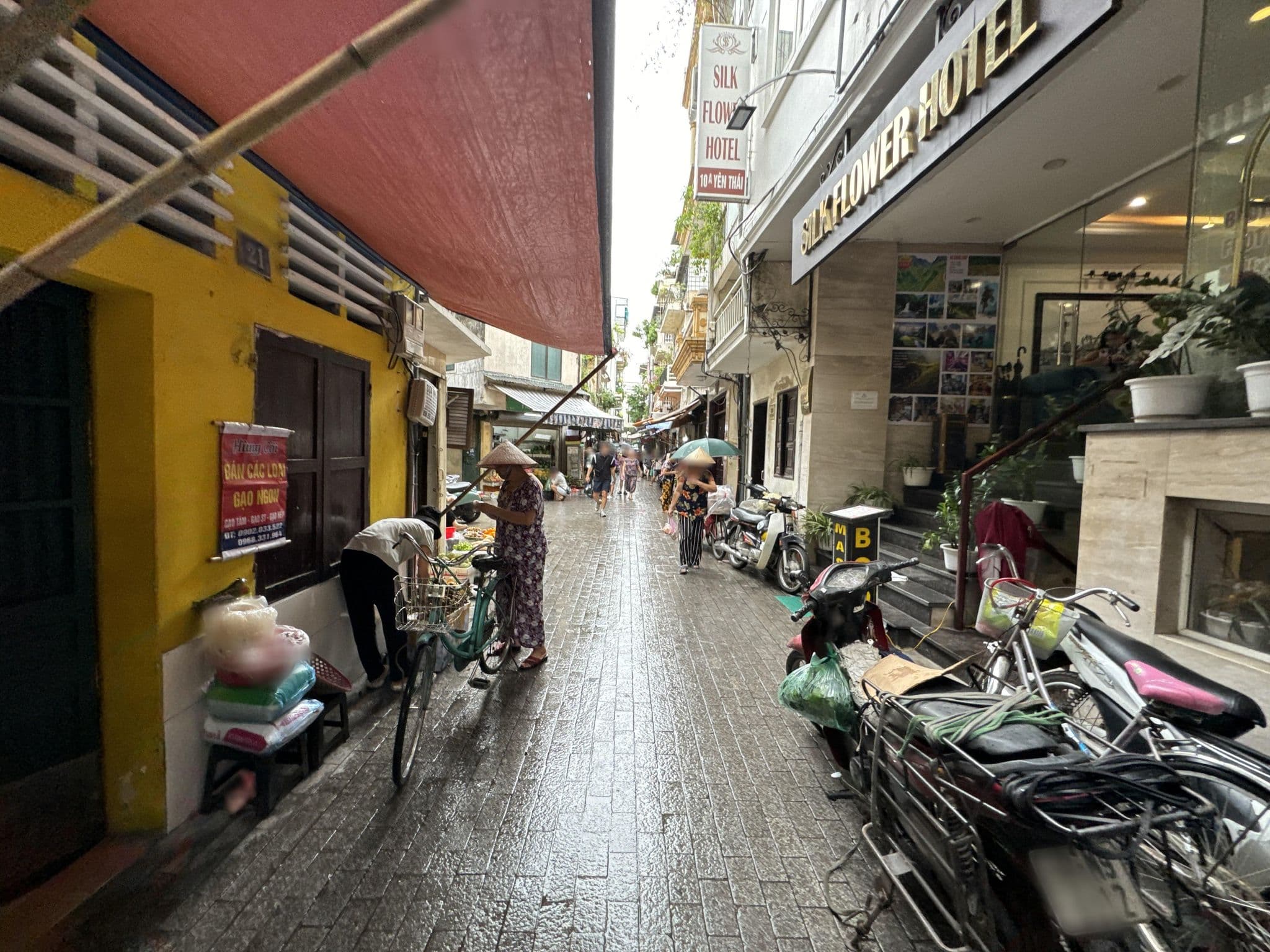 Street view near Hanoi Serene Hotel, Hoàn Kiếm — © filipb (CC BY-SA · Mapillary)