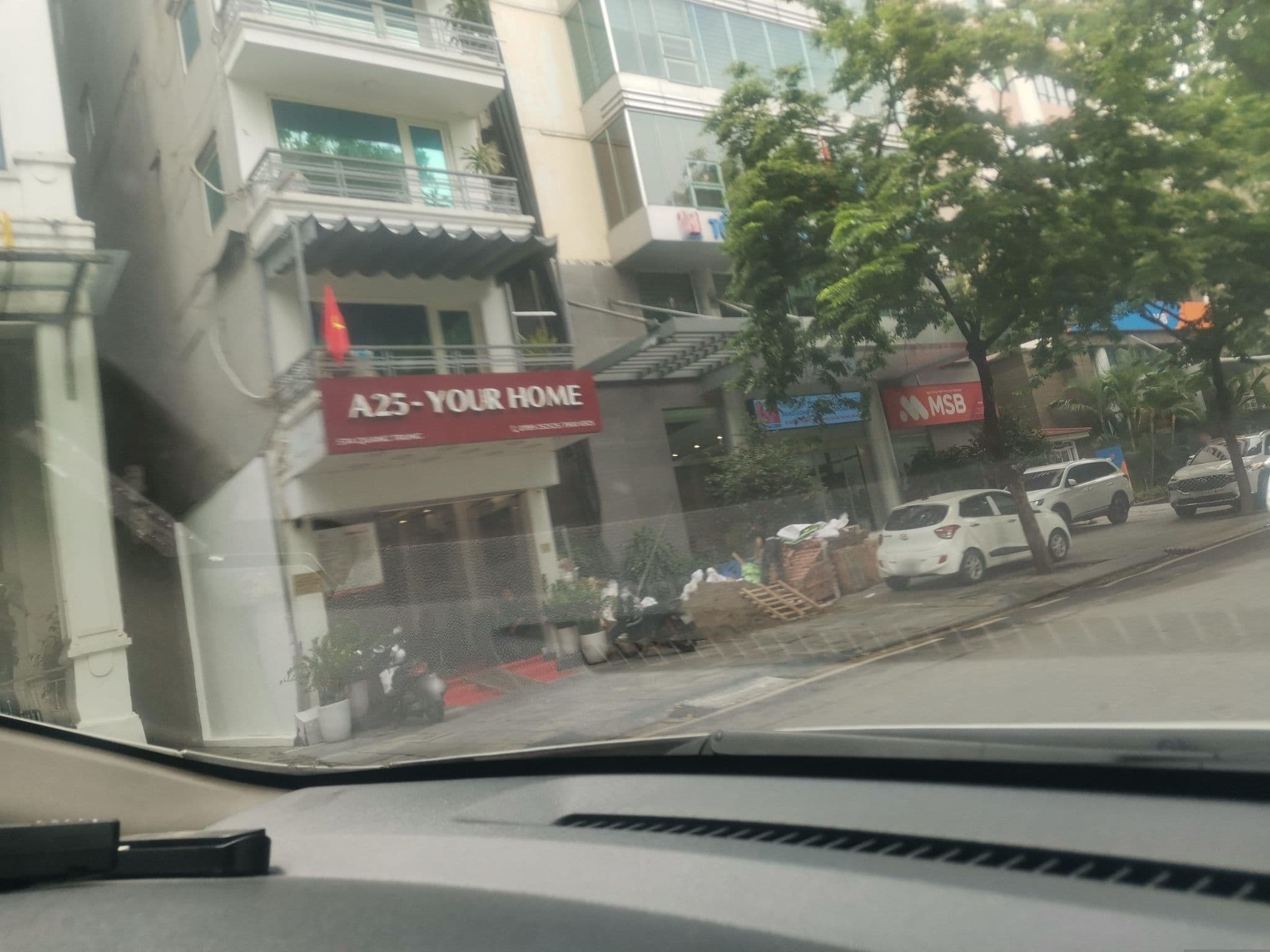 Street view near Adonis Hotel, Nguyễn Du — © hn_left_2 (CC BY-SA · Mapillary)