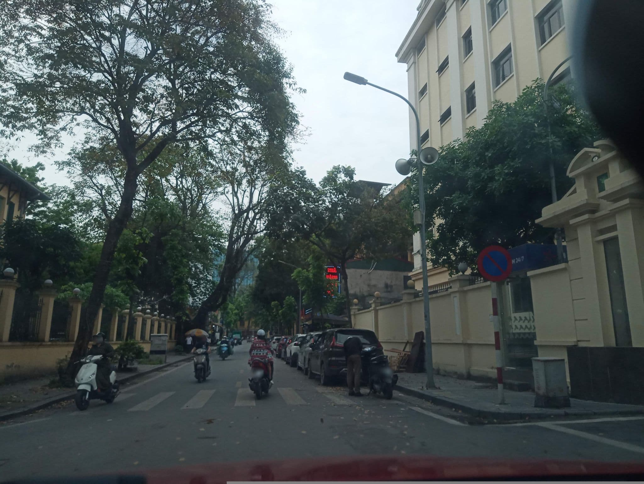 Street view near Nhà khách bộ quốc phòng, Cửa Nam — © hn_front_1 (CC BY-SA · Mapillary)