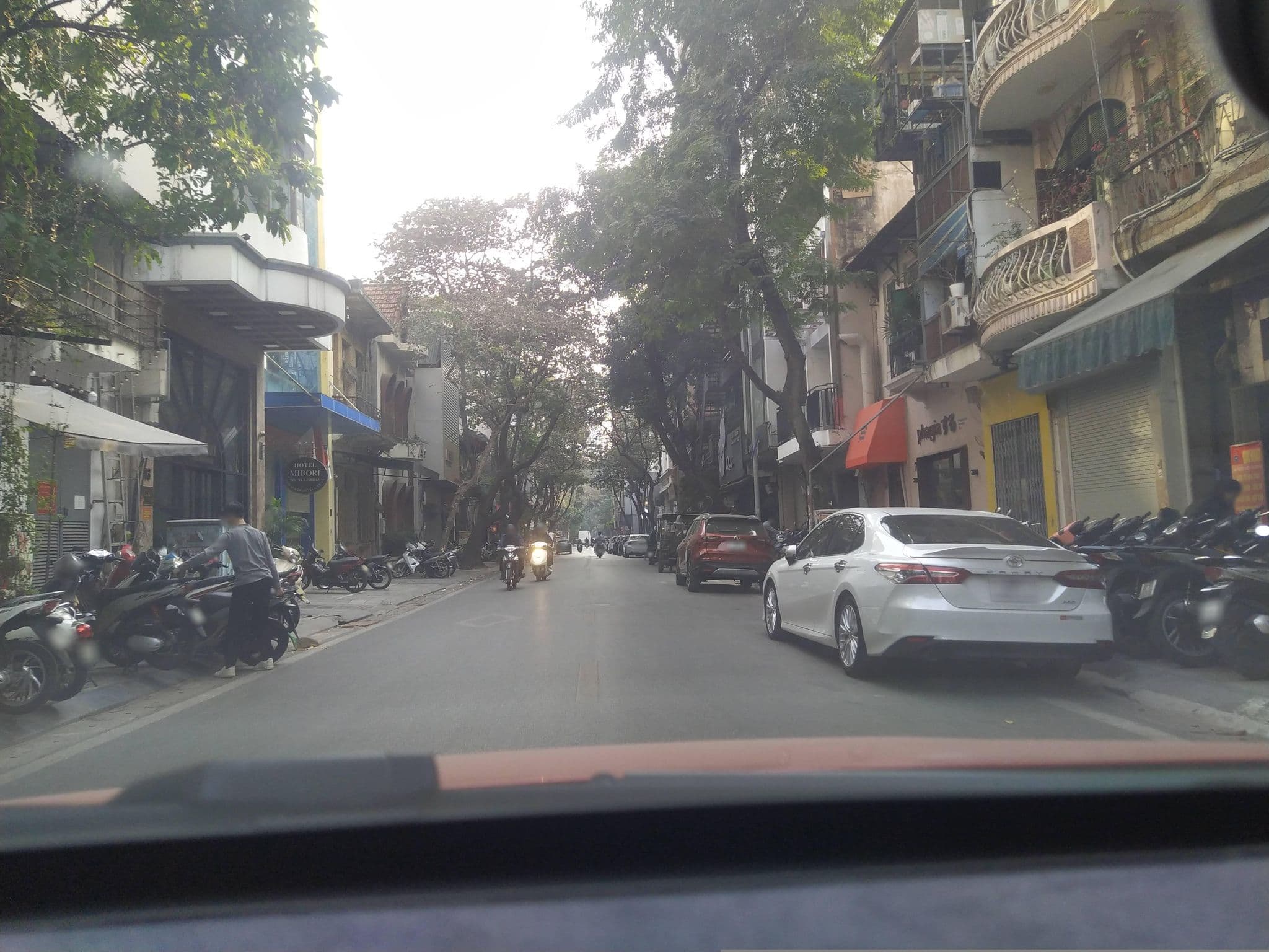 Street view near Emerald hotel, Nguyễn Du — © hn_front_1 (CC BY-SA · Mapillary)
