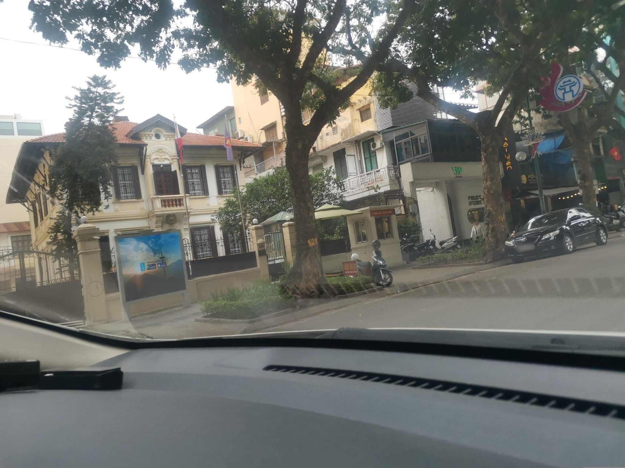 Street view near Nhà Khách Văn Phòng Quốc Hội ( 27A Trần Hưng Đạo ), Cửa Nam — © hn_left_2 (CC BY-SA · Mapillary)