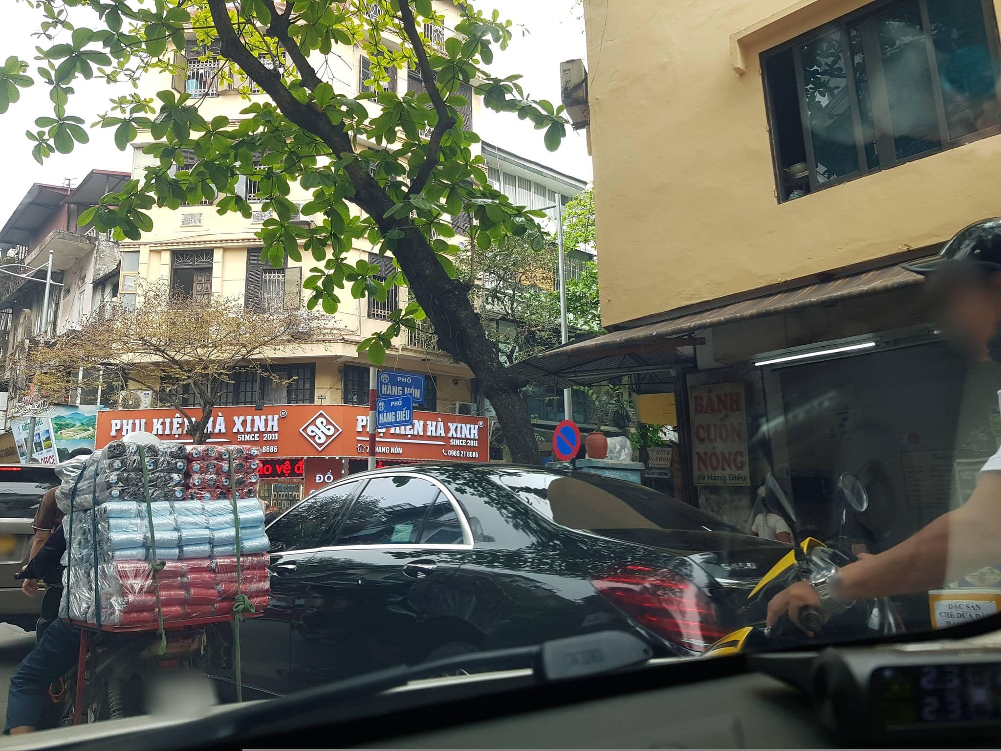 Street view near Hanoi Avatar Hotel, Hoàn Kiếm — © hn_right_1 (CC BY-SA · Mapillary)