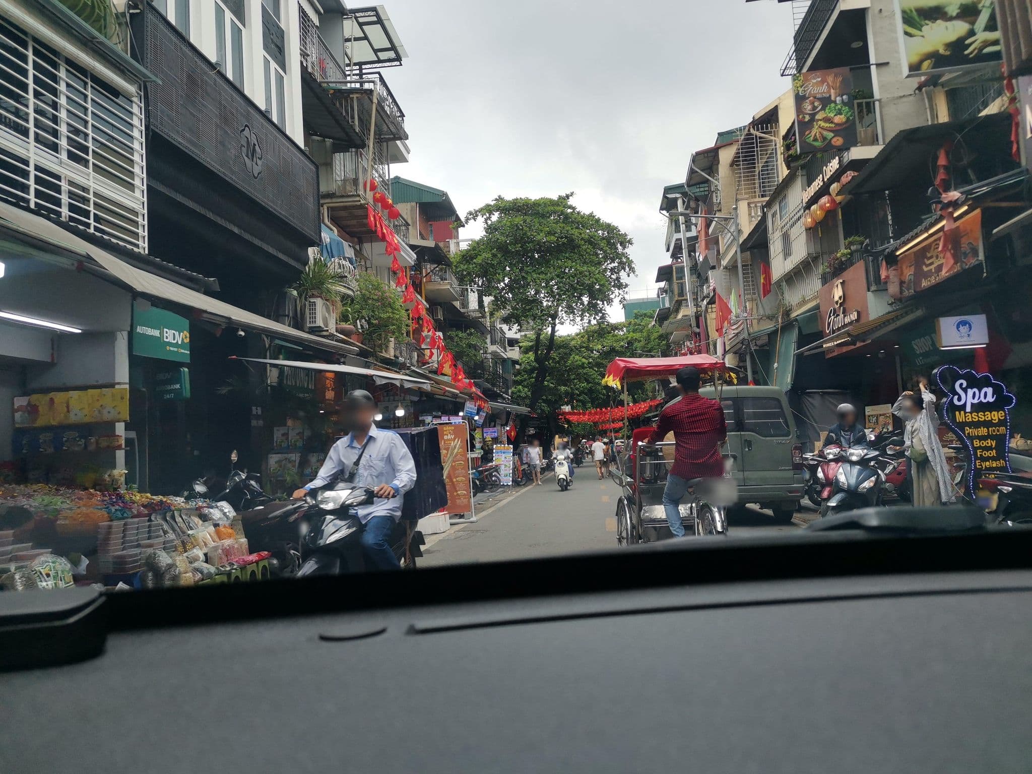 Street view near Cocoon Inn, Hoàn Kiếm — © hn_left_2 (CC BY-SA · Mapillary)