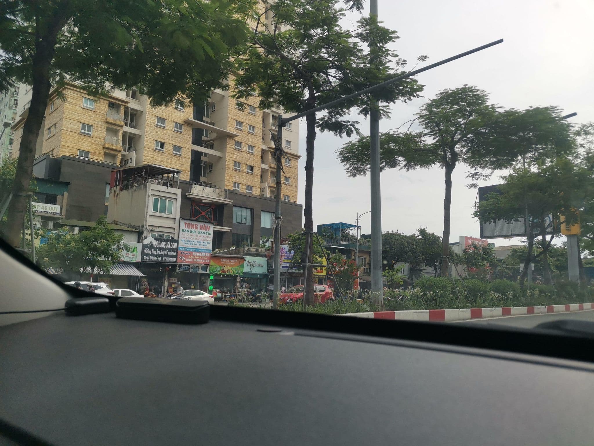 Street view near Parkside Hanoi hotel, Hai Bà Trưng — © hn_left_2 (CC BY-SA · Mapillary)