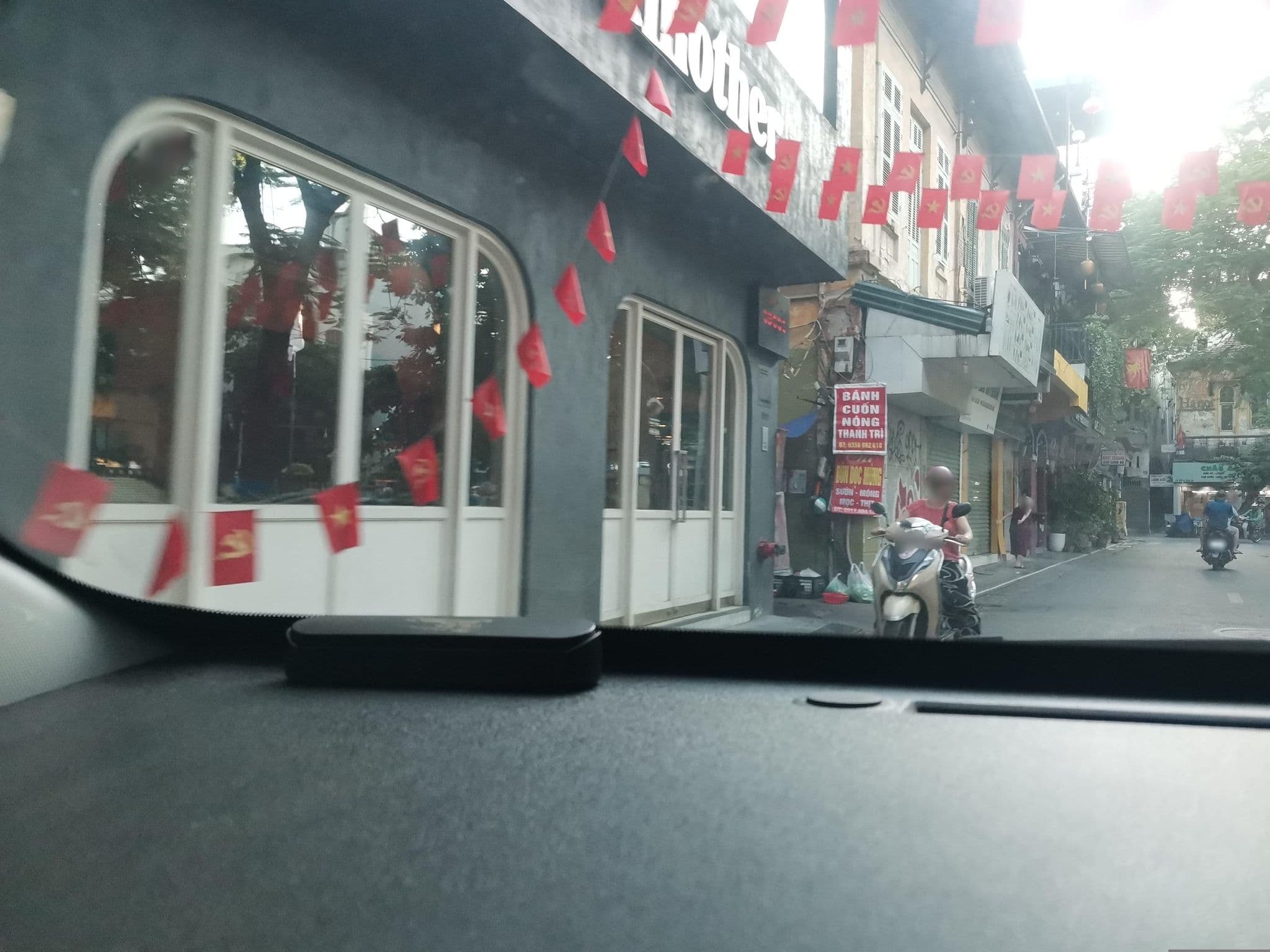 Street view near Splendid Holiday Hotel, Hoàn Kiếm — © hn_left_2 (CC BY-SA · Mapillary)