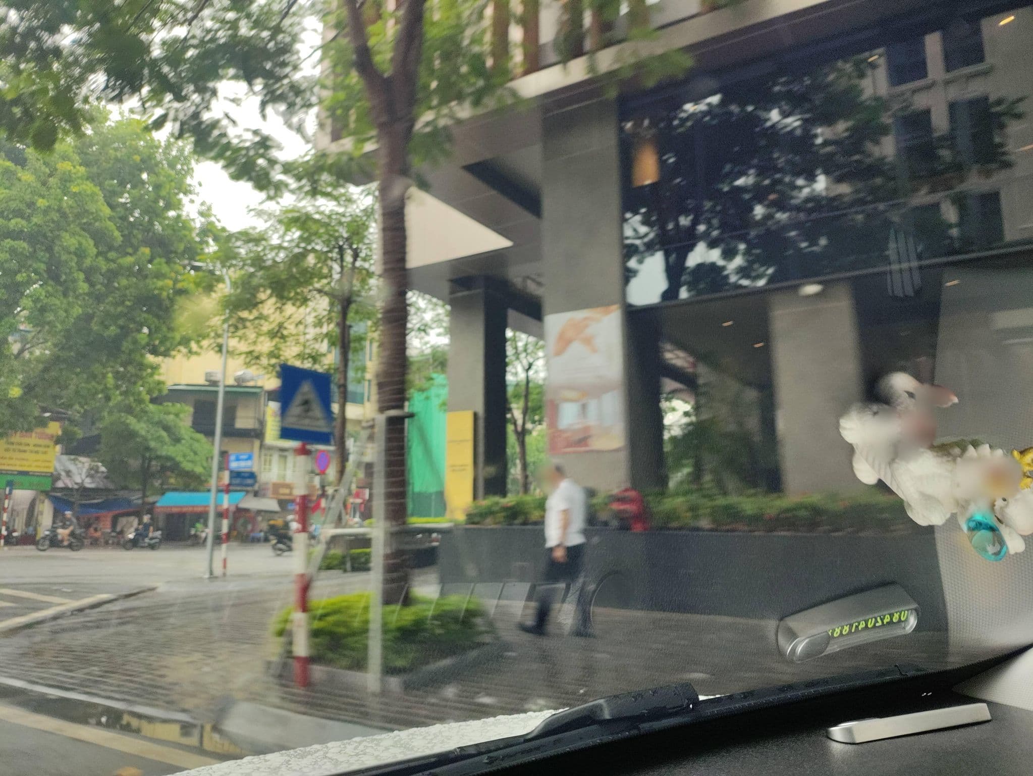 Street view near Rooftop Pool @ Grand Mercure Hanoi, Yên Phụ — © hn_right_1 (CC BY-SA · Mapillary)