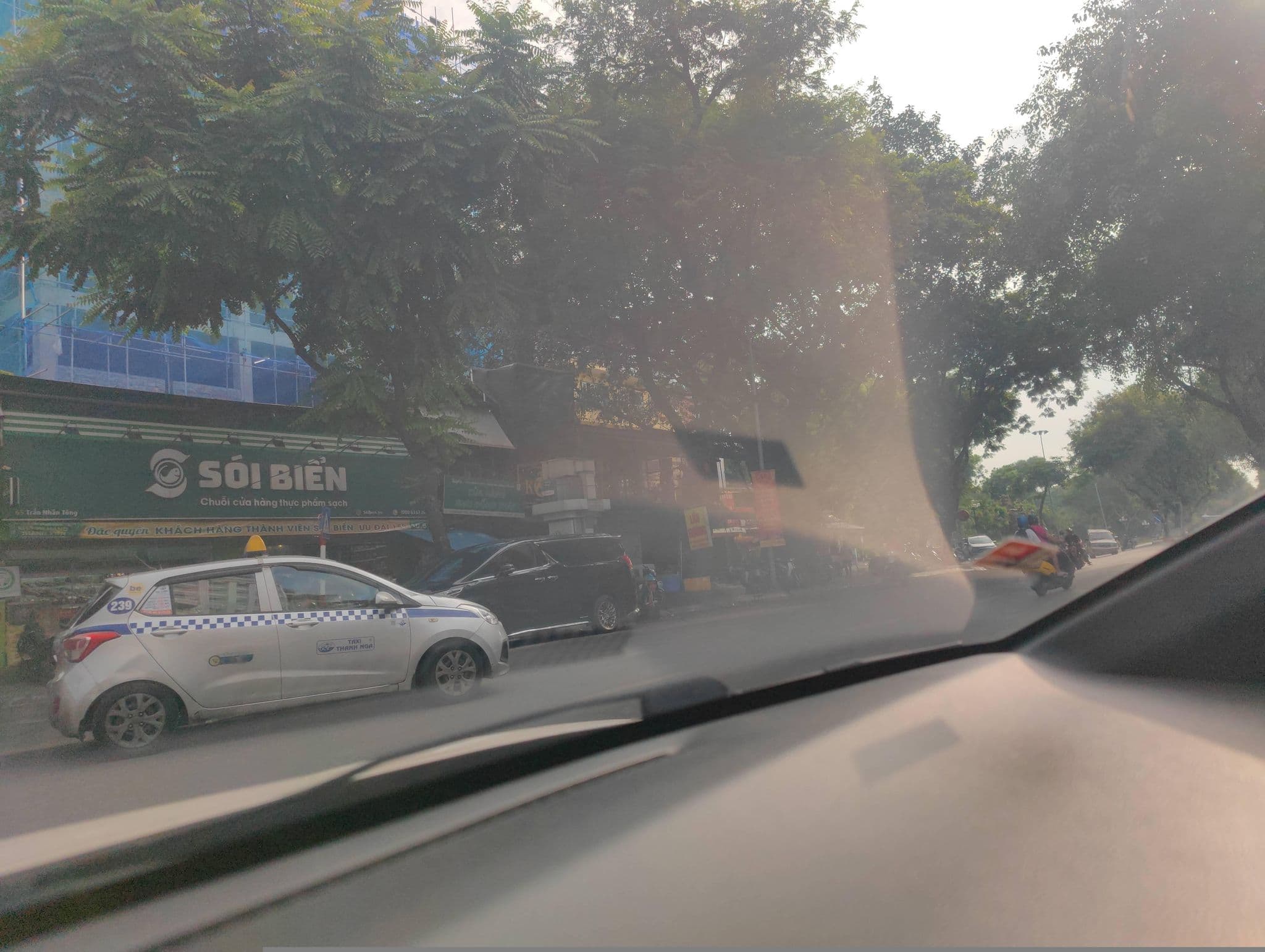 Street view near Halais Hotel, Nguyễn Du — © hn_right_2 (CC BY-SA · Mapillary)