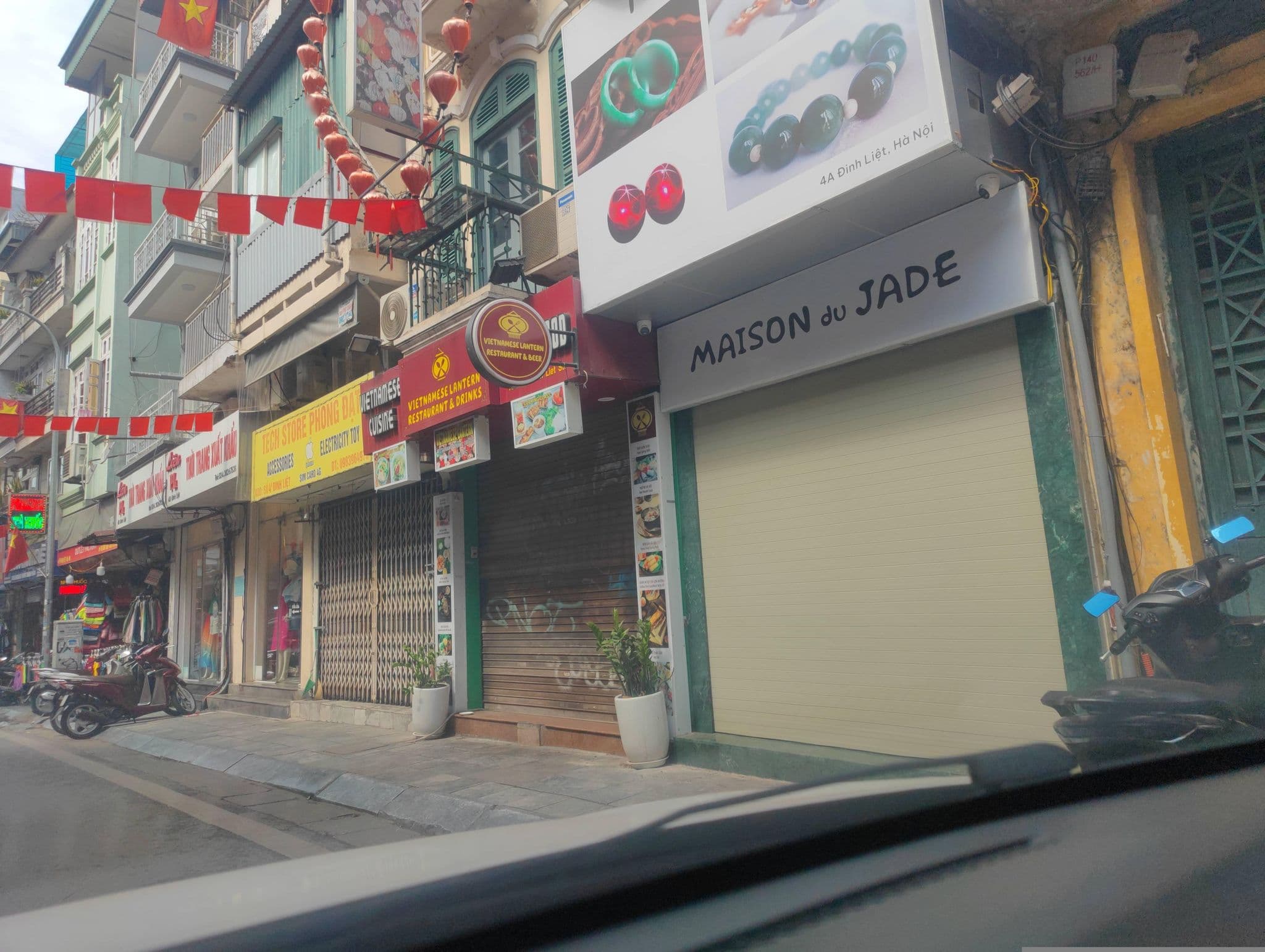 Street view near Hanoi Romance Hotel, Hoàn Kiếm — © hn_right_2 (CC BY-SA · Mapillary)